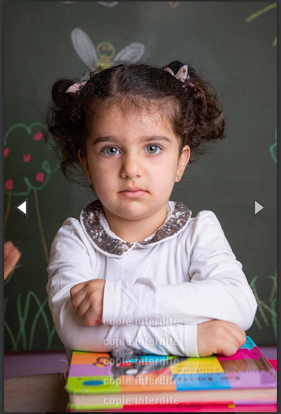 Niabelle a rejoint le concours — aidez-le/la à gagner de superbes lots ! adaptation, baby_toddler_clothing, cheek, child, eyelash, fashion_accessory, flash_photography, fun, happy, headband, headpiece, iris, jewellery, person, play, portrait_photography, room, sitting, sleeve, t_shirt