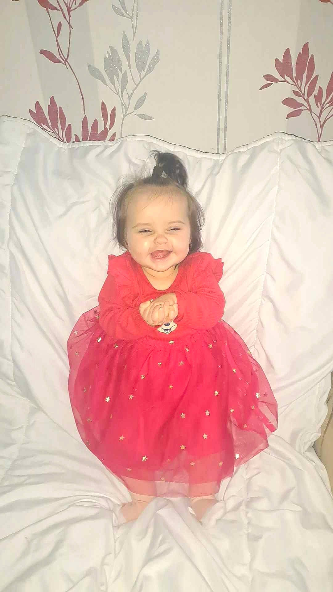 Elsa a rejoint le concours — aidez-le/la à gagner de superbes lots ! baby_toddler_clothing, beauty, child, dress, embellishment, event, fashion, fashion_design, fun, happy, headgear, jewellery, joy, magenta, organ, outerwear, person, pink, sleeve, smile