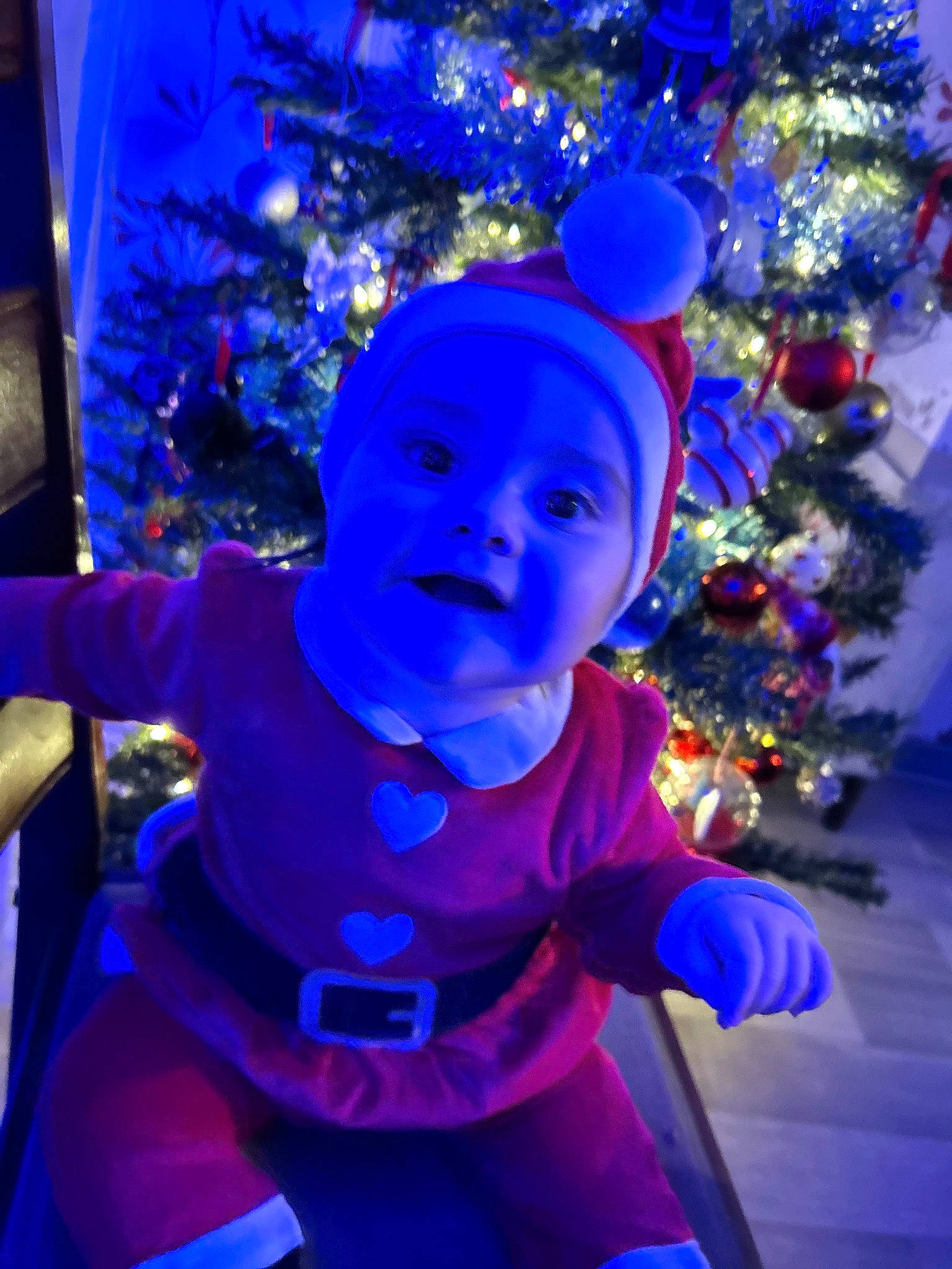 Elsa a rejoint le concours — aidez-le/la à gagner de superbes lots ! child, christmas, christmas_decoration, christmas_ornament, christmas_tree, electric_blue, event, fun, happy, headwear, holiday, holiday_ornament, light, magenta, ornament, person, pink, purple, smile, space