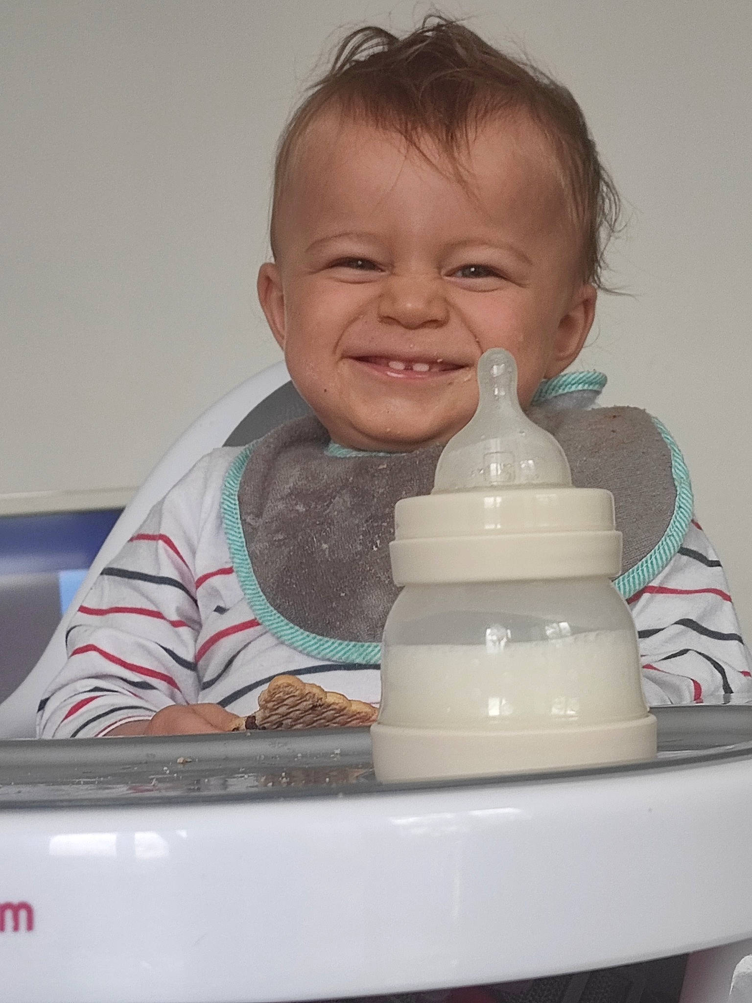 Giuliano participe au concours pour gagner de l'argent avec cette photo : arm, baby, baby_bottle, baby_products, baby_toddler_clothing, cheek, child, drinkware, finger, hand, happy, joy, person, plastic, plastic_bottle, room, sitting, skin, sleeve, smile