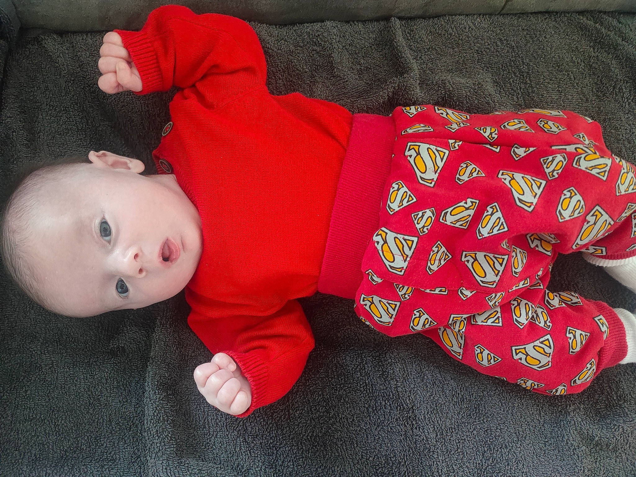 Lorenzo a rejoint le concours — aidez-le/la à gagner de superbes lots ! baby, baby_products, baby_sleeping, baby_toddler_clothing, carmine, child, comfort, flooring, human_leg, pattern, person, product, sitting, sleeve, sock, surprise, toddler