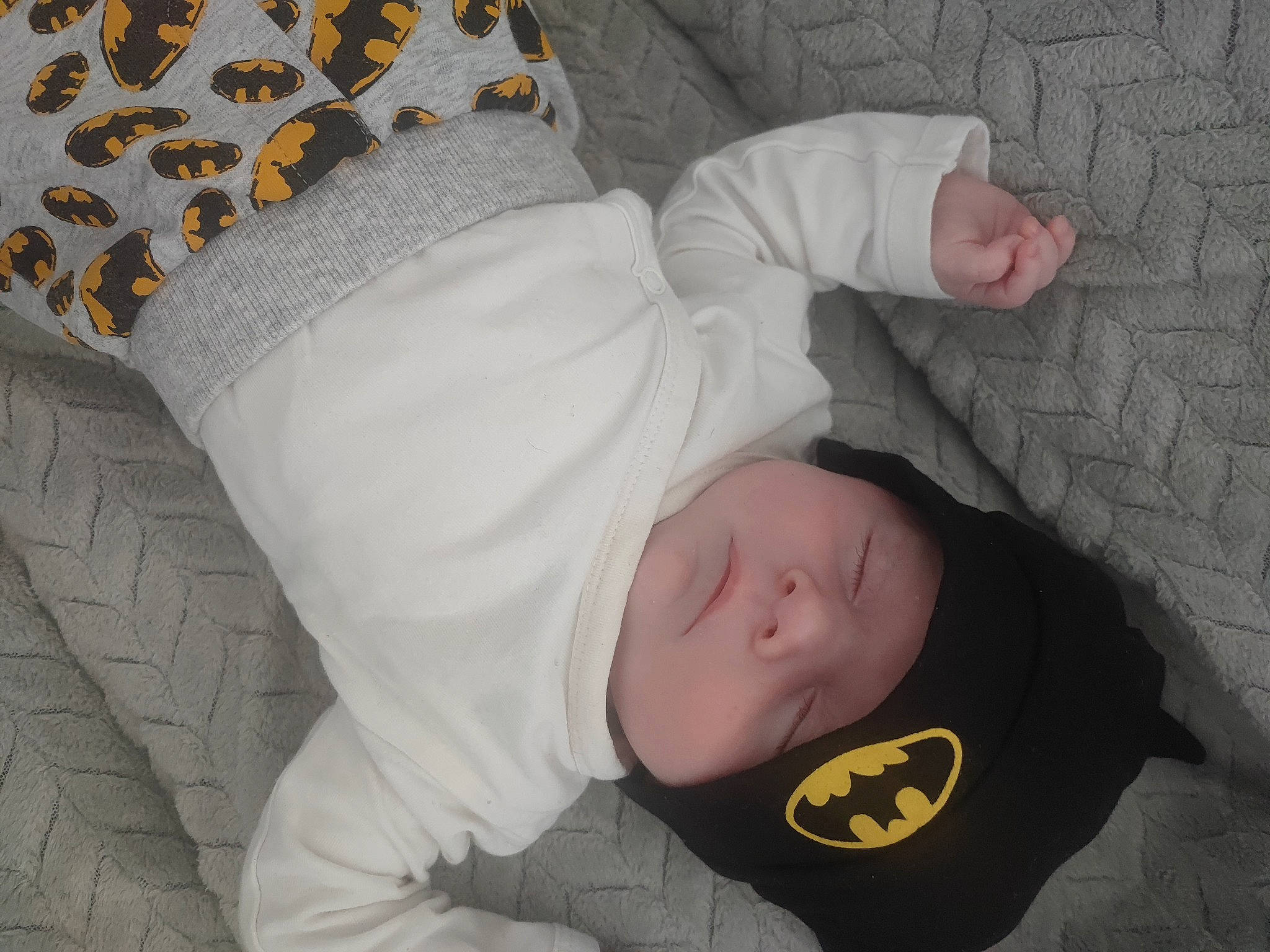 Lorenzo a rejoint le concours — aidez-le/la à gagner de superbes lots ! baby_products, baby_sleeping, baby_toddler_clothing, bedding, bedtime, child, comfort, couch, grey, headwear, linens, nap, pattern, person, room, sitting, sleep, sleeve, t_shirt, toddler