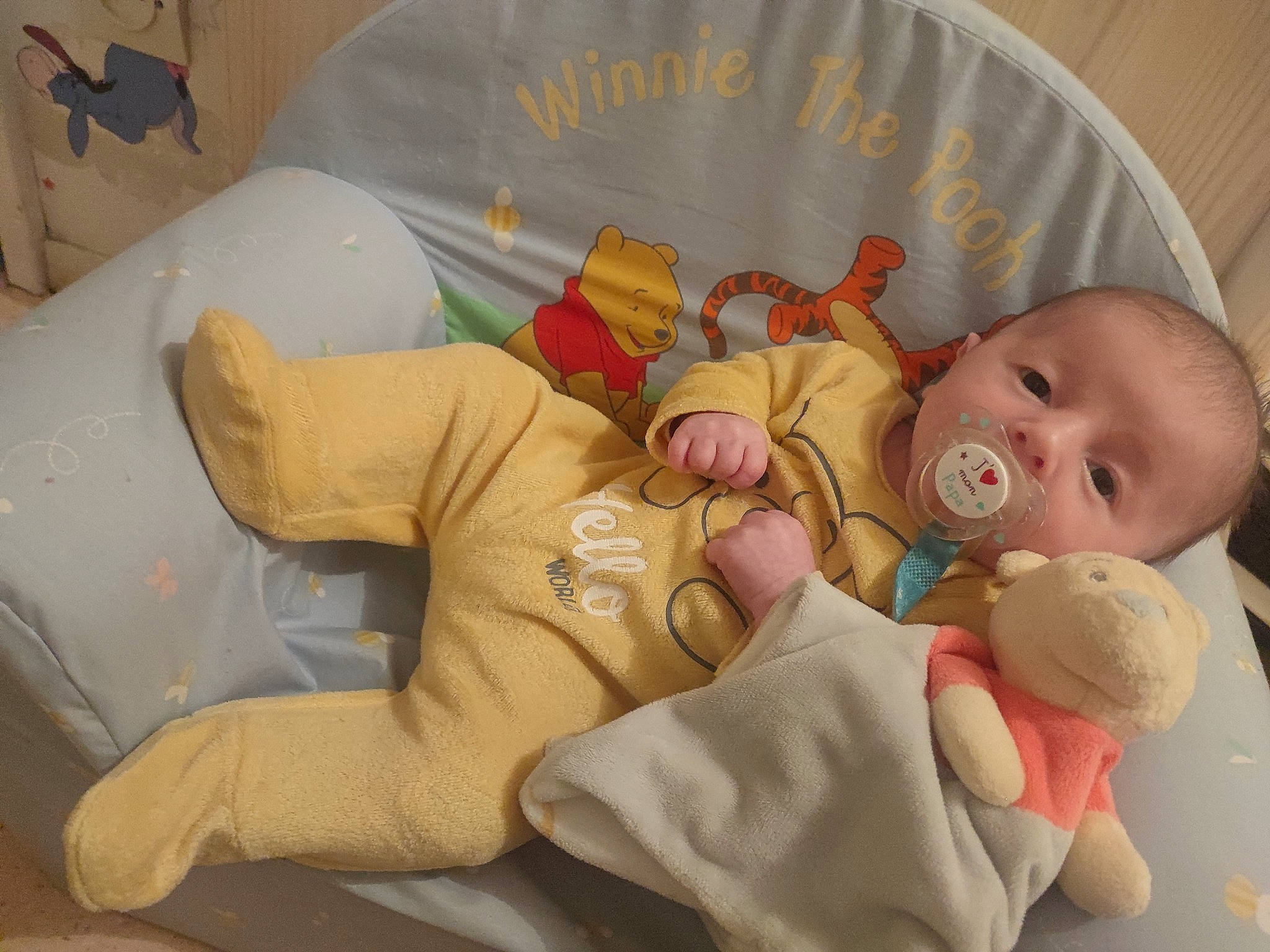 Lorenzo a rejoint le concours — aidez-le/la à gagner de superbes lots ! baby, baby_products, baby_safety, baby_sleeping, baby_toddler_clothing, baby_toys, bedding, bedtime, cheek, child, comfort, hand, infant_bed, linens, person, room, skin, sleep, textile, thumb