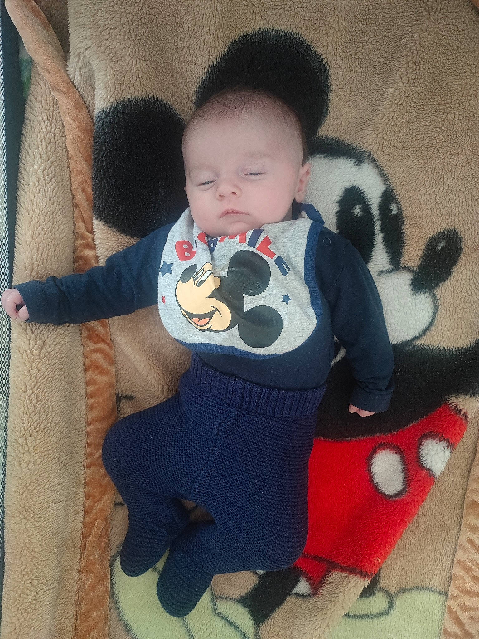 Lorenzo a rejoint le concours — aidez-le/la à gagner de superbes lots ! baby, baby_products, baby_toddler_clothing, child, comfort, face, flooring, head, human_body, linens, mammal, outerwear, pattern, person, product, sleeve, stuffed_toy, t_shirt, textile, toddler