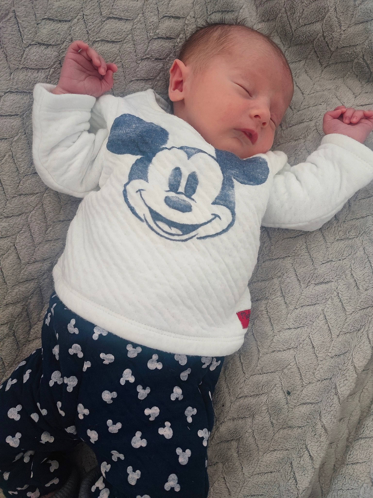 Lorenzo participe au concours pour gagner de l'argent avec cette photo : arm, baby, baby_products, baby_toddler_clothing, child, comfort, grey, happy, linens, long_sleeved_t_shirt, outerwear, pattern, person, product, sleeve, sportswear, sweatpant, t_shirt, textile, thigh