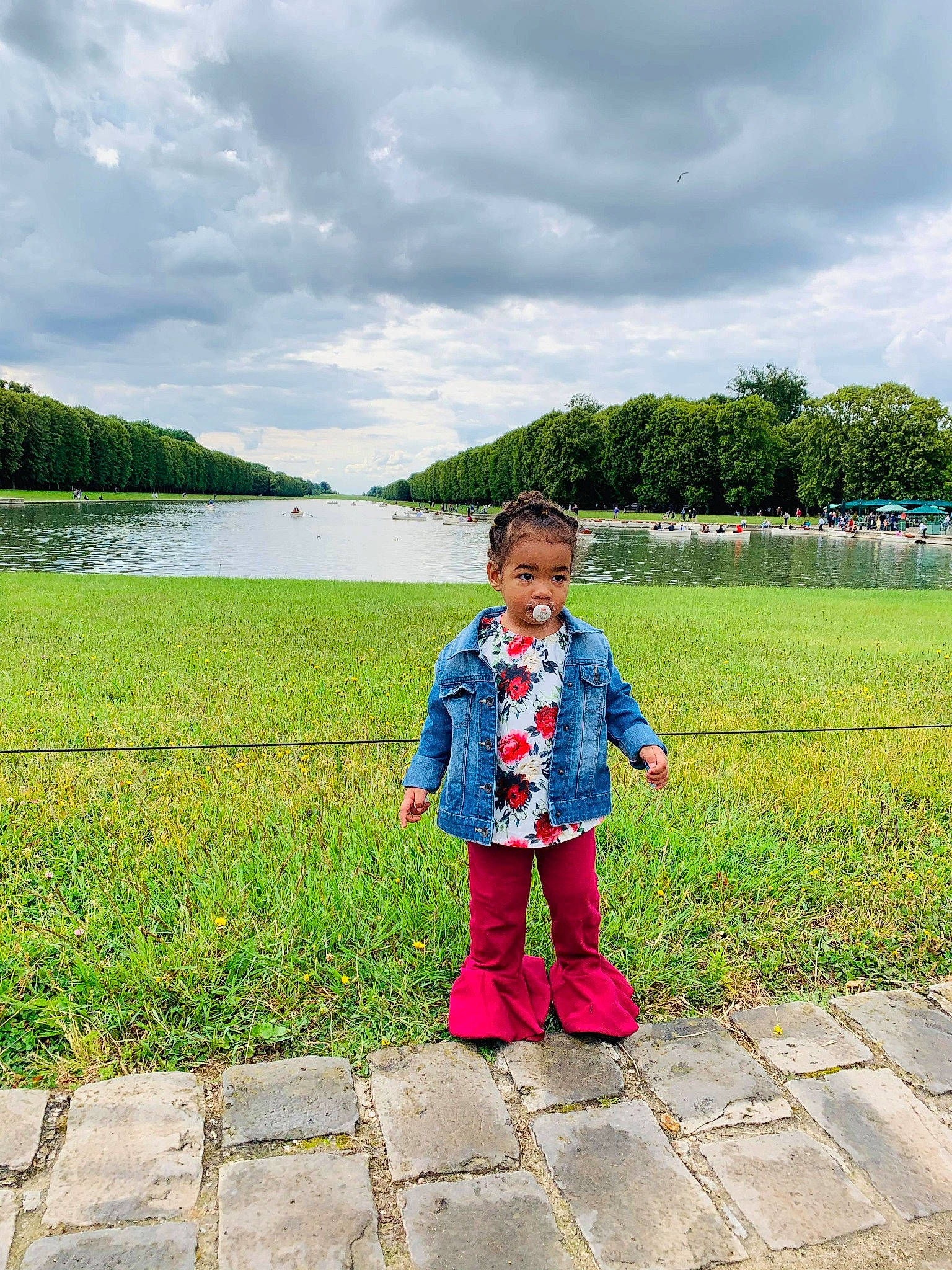 Deanna a rejoint le concours — aidez-le/la à gagner de superbes lots ! cloud, electric_blue, footwear, grass, grass_family, grassland, happy, lake, landscape, leisure, meadow, natural_landscape, outerwear, people_in_nature, person, plant, recreation, sky, toddler, tree