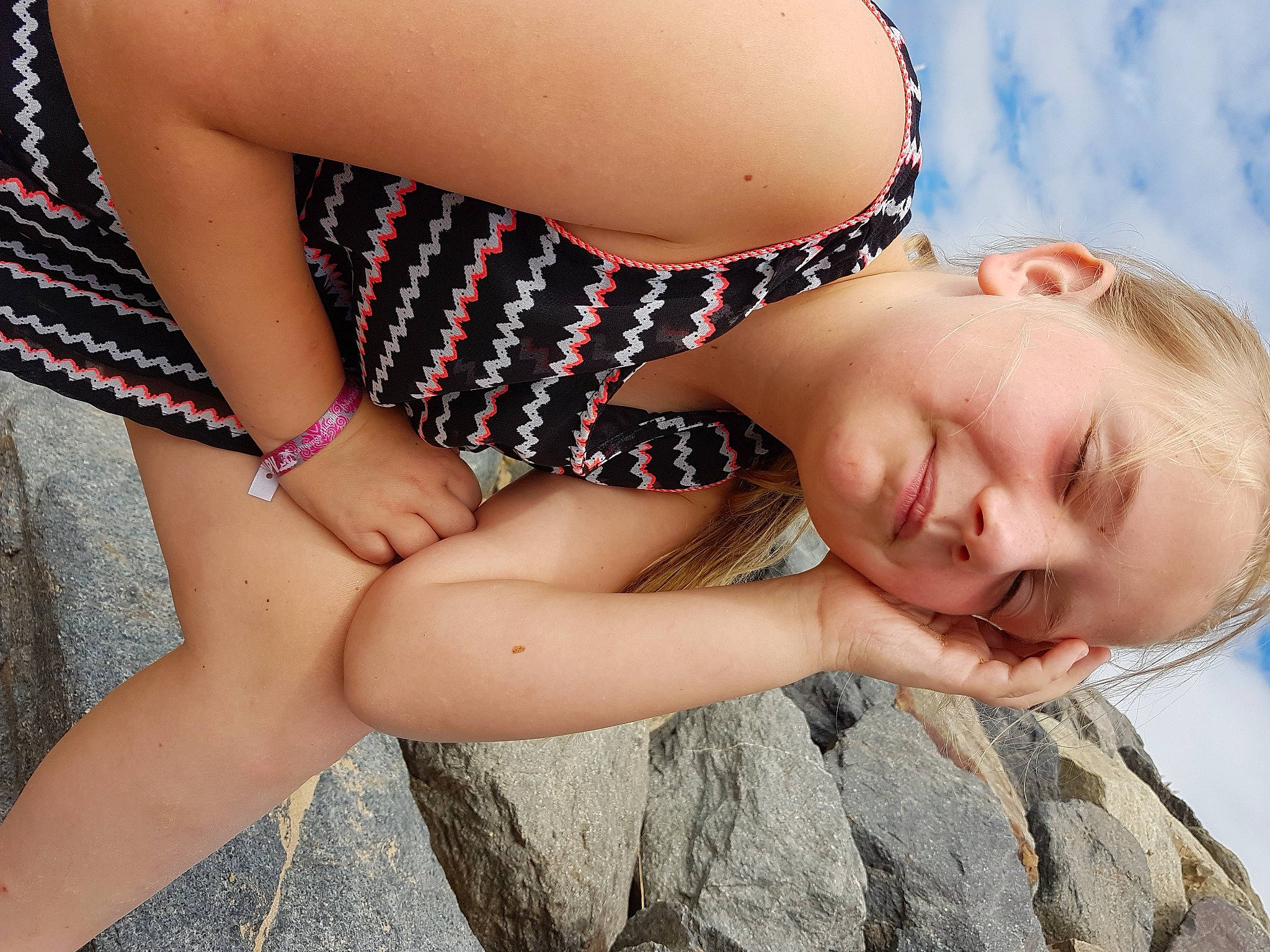 Justine participe au concours pour gagner de l'argent avec cette photo : arm, child, finger, gesture, hand, leg, nail, person, skin