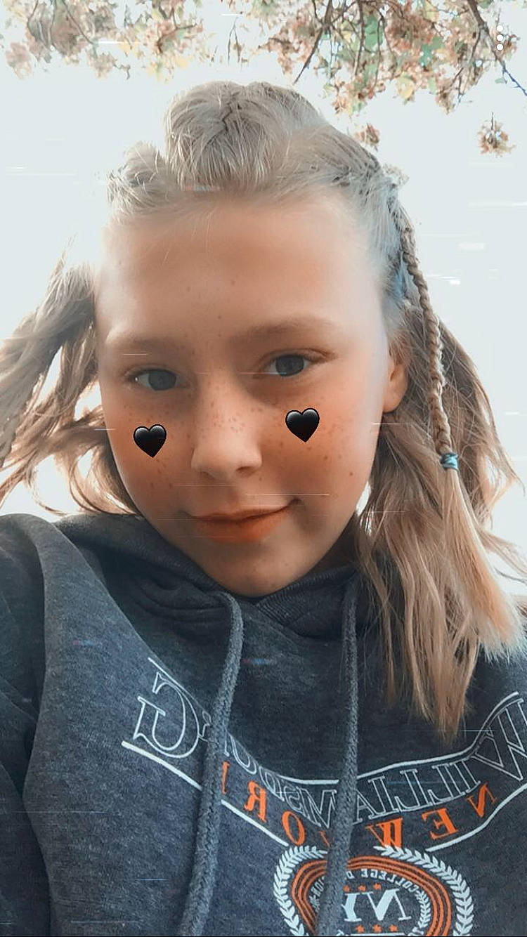 Maud a rejoint le concours — aidez-le/la à gagner de superbes lots ! blond, cheek, child, child_model, chin, cool, eye, eyebrow, face, forehead, hair, hairstyle, head, lip, long_hair, mouth, neck, nose, person, photography