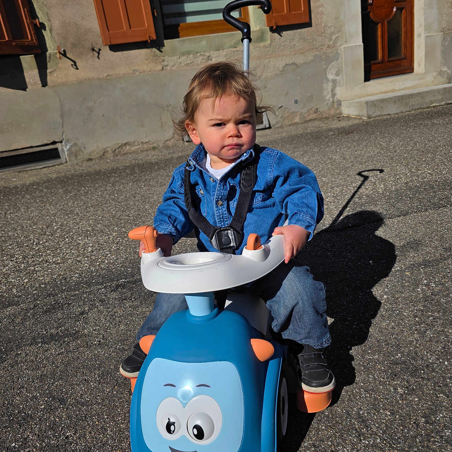 Ayden a rejoint le concours — aidez-le/la à gagner de superbes lots ! baby, city, clothing, coat, face, footwear, head, jacket, outdoors, pants, person, photography, portrait, road, shoe, sitting, street, transportation, urban, vehicle