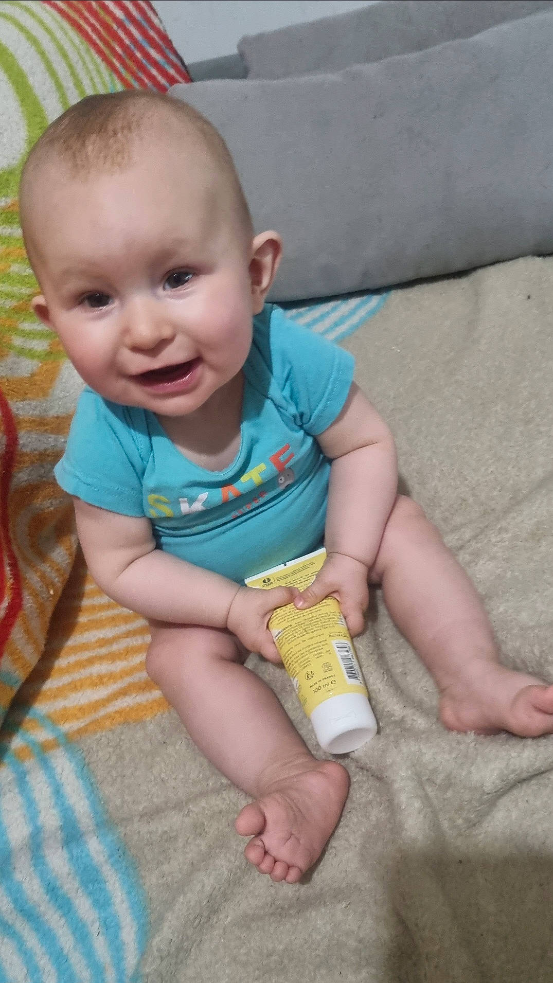 Yacine a rejoint le concours — aidez-le/la à gagner de superbes lots ! baby, baby_products, baby_toddler_clothing, cheek, child, eye, finger, flooring, foot, fun, grass, happy, human_leg, joy, person, sitting, skin, sleeve, smile, sock