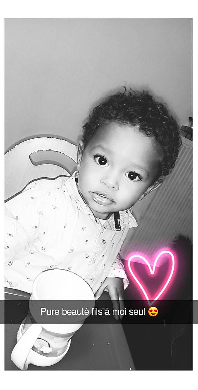 Ismaël participe au concours pour gagner de l'argent avec cette photo : baby, baby_toddler_clothing, cheek, child, flash_photography, font, fun, happy, illustration, iris, magenta, monochrome, monochrome_photography, organ, pattern, person, portrait, portrait_photography, sitting, stock_photography