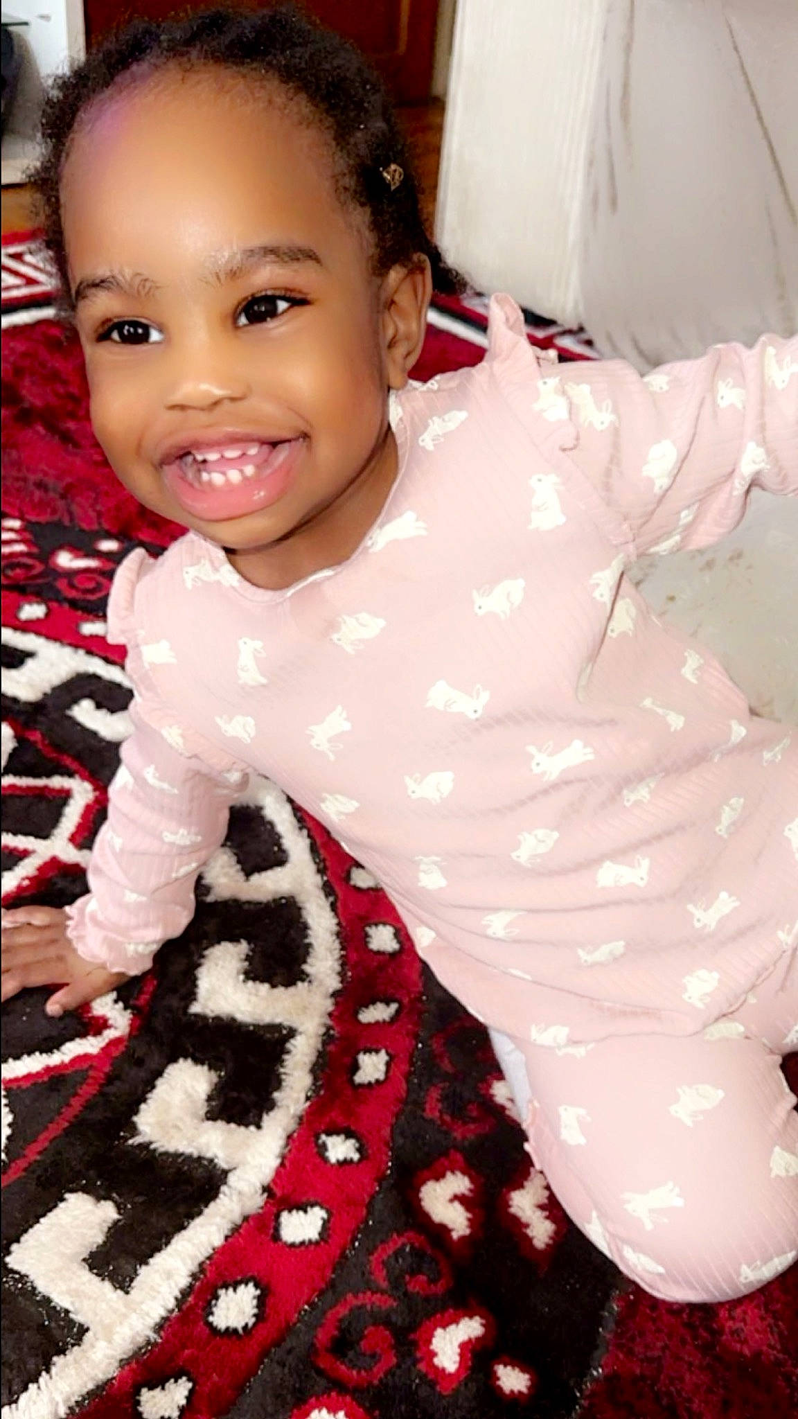 Eunice a rejoint le concours — aidez-le/la à gagner de superbes lots ! baby_toddler_clothing, cheek, child, event, face, fashion_design, flash_photography, flooring, formal_wear, fun, happy, head, joy, magenta, pattern, person, pink, sleeve, smile, t_shirt