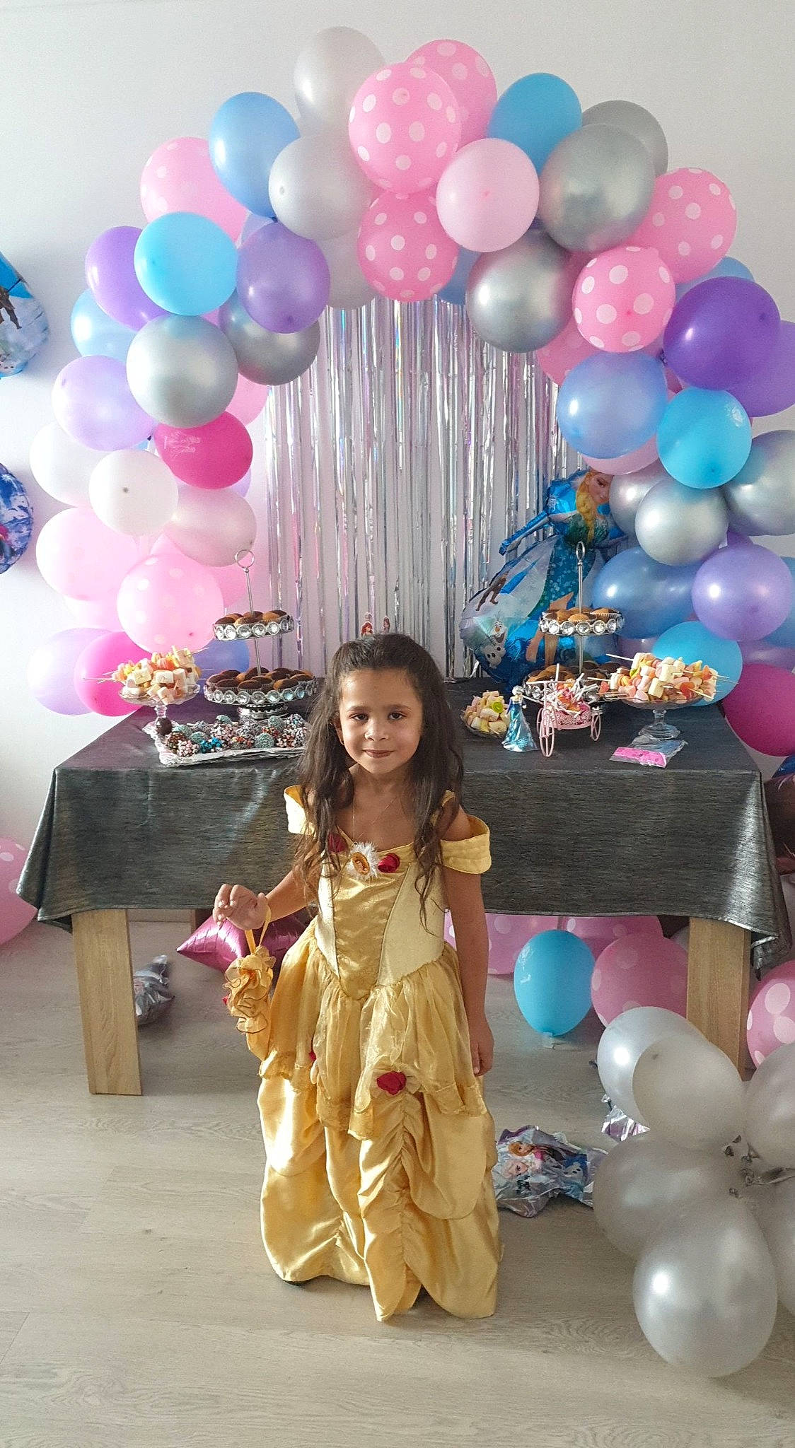 Mayar participe au concours pour gagner de l'argent avec cette photo : arch, architecture, baby_shower, balloon, birthday, child, event, happy, joy, party, party_supply, person, pink, room, toy