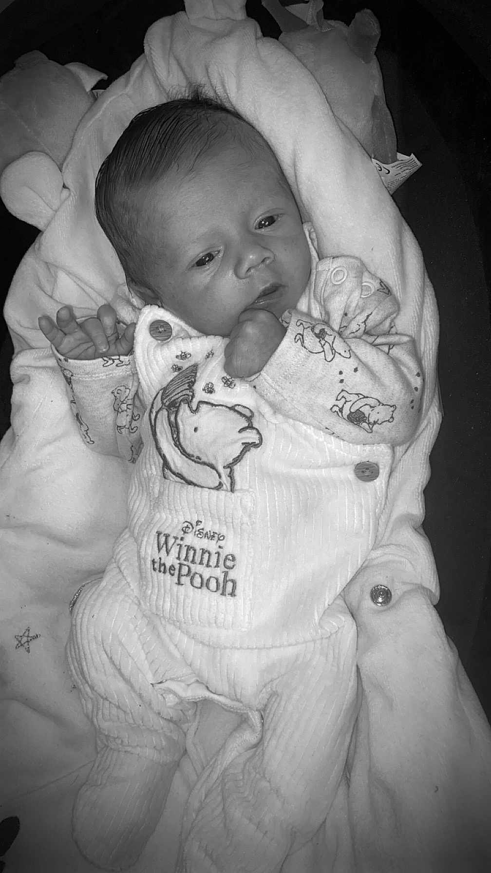 Kaïss participe au concours pour gagner de l'argent avec cette photo : baby, infant, child, winnie_the_pooh, pajamas, blanket, sleepwear, cute, newborn, soft, cozy, clothing, resting, portrait, indoors, small_hands, face, lying_down, adorable, monochrome