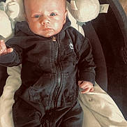 Kaïss a rejoint le concours — aidez-le/la à gagner de superbes lots ! baby, black_onesie, blanket, child, clothing, cozy, cute, expression, face, feet, hand, indoor, infant, lying_down, newborn, panda, person, plush_toy, soft_texture, zipper