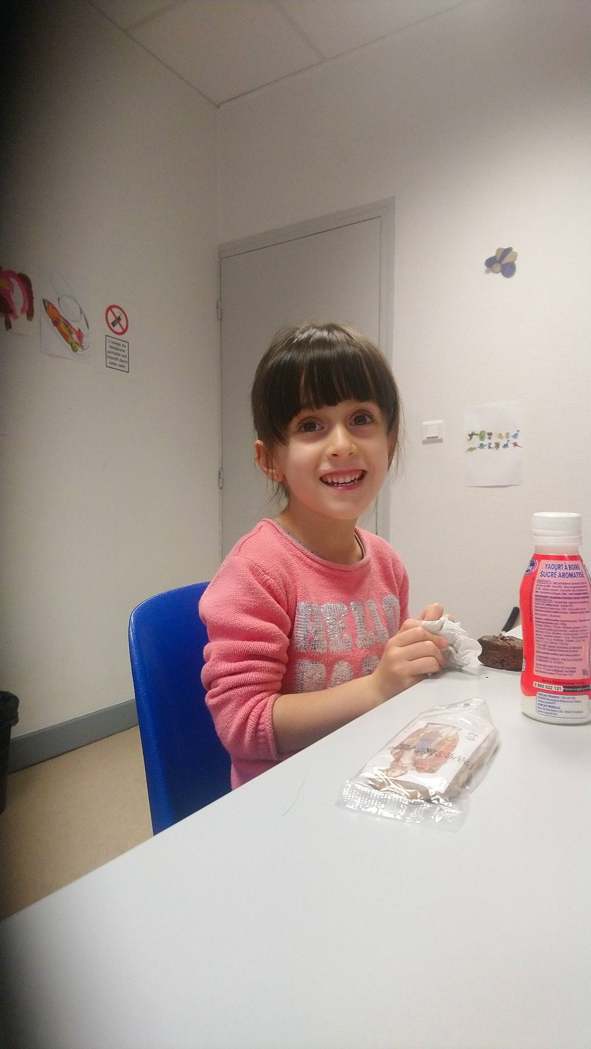 Angelina a rejoint le concours — aidez-le/la à gagner de superbes lots ! child, design, fun, furniture, girl, joy, person, pink, room, skin, smile, snapshot, table, toddler