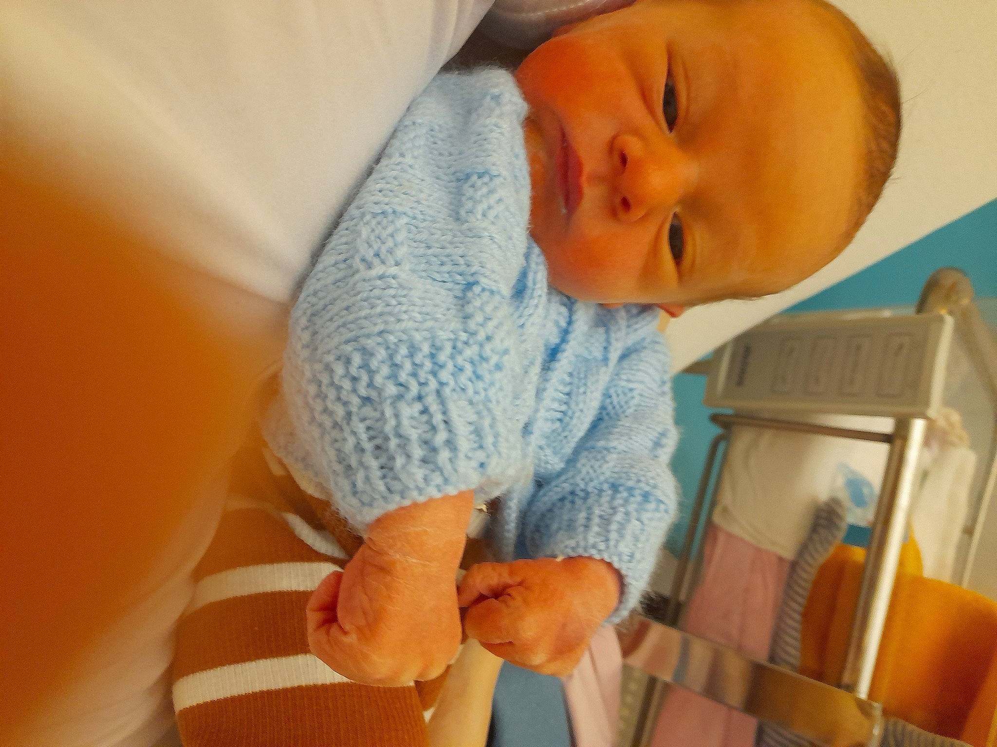 Johan a rejoint le concours — aidez-le/la à gagner de superbes lots ! baby, baby_products, baby_safety, baby_sleeping, baby_toddler_clothing, bedtime, bookcase, child, comfort, finger, head, linens, nose, orange, organ, person, room, shelf, skin, sleeve