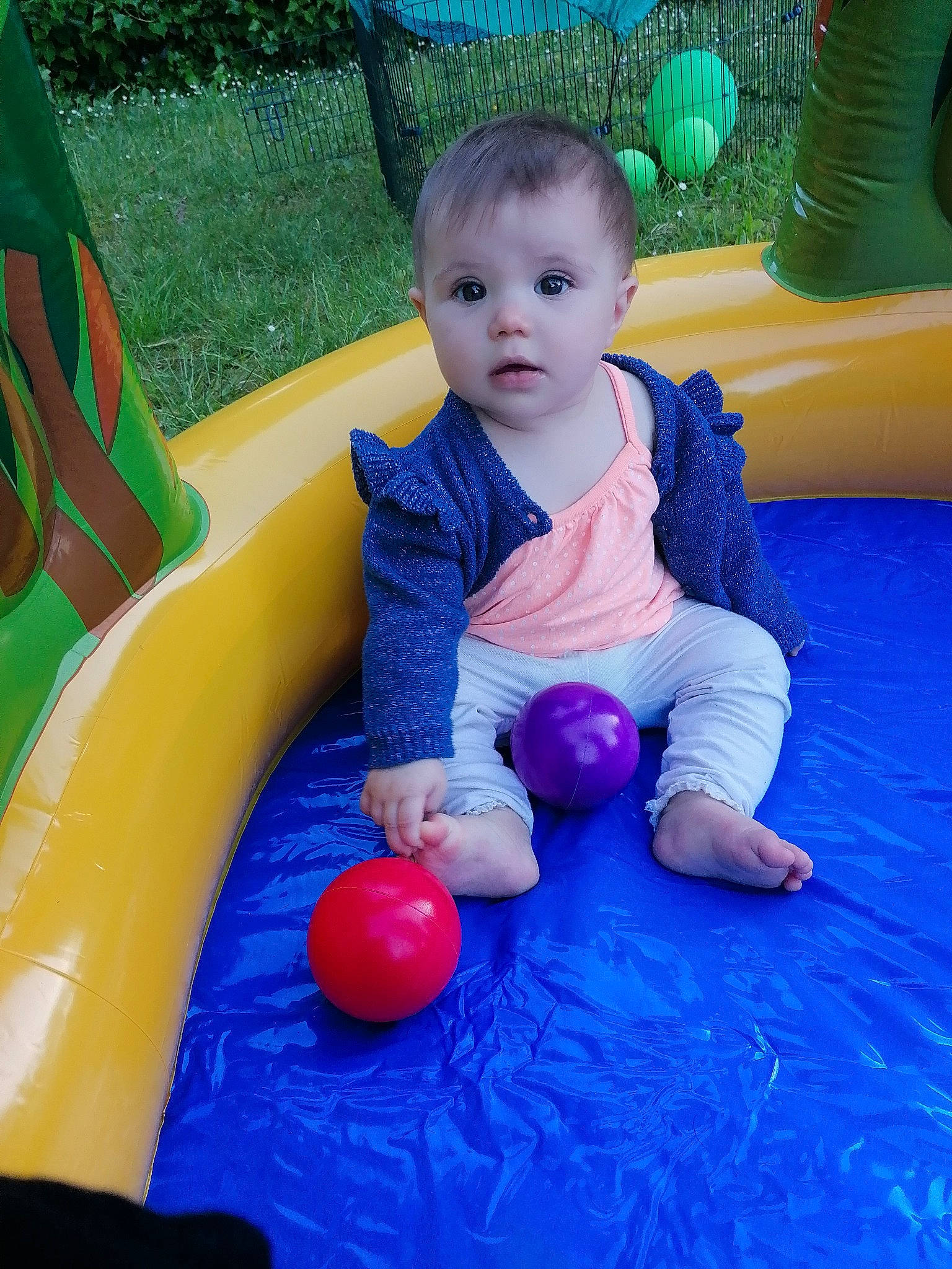 Jéléna participe au concours pour gagner de l'argent avec cette photo : baby, baby_toddler_clothing, ball, blue, child, electric_blue, flooring, fun, games, grass, green, happy, leisure, outdoor_play_equipment, person, photograph, playground, recreation, snapshot, toddler