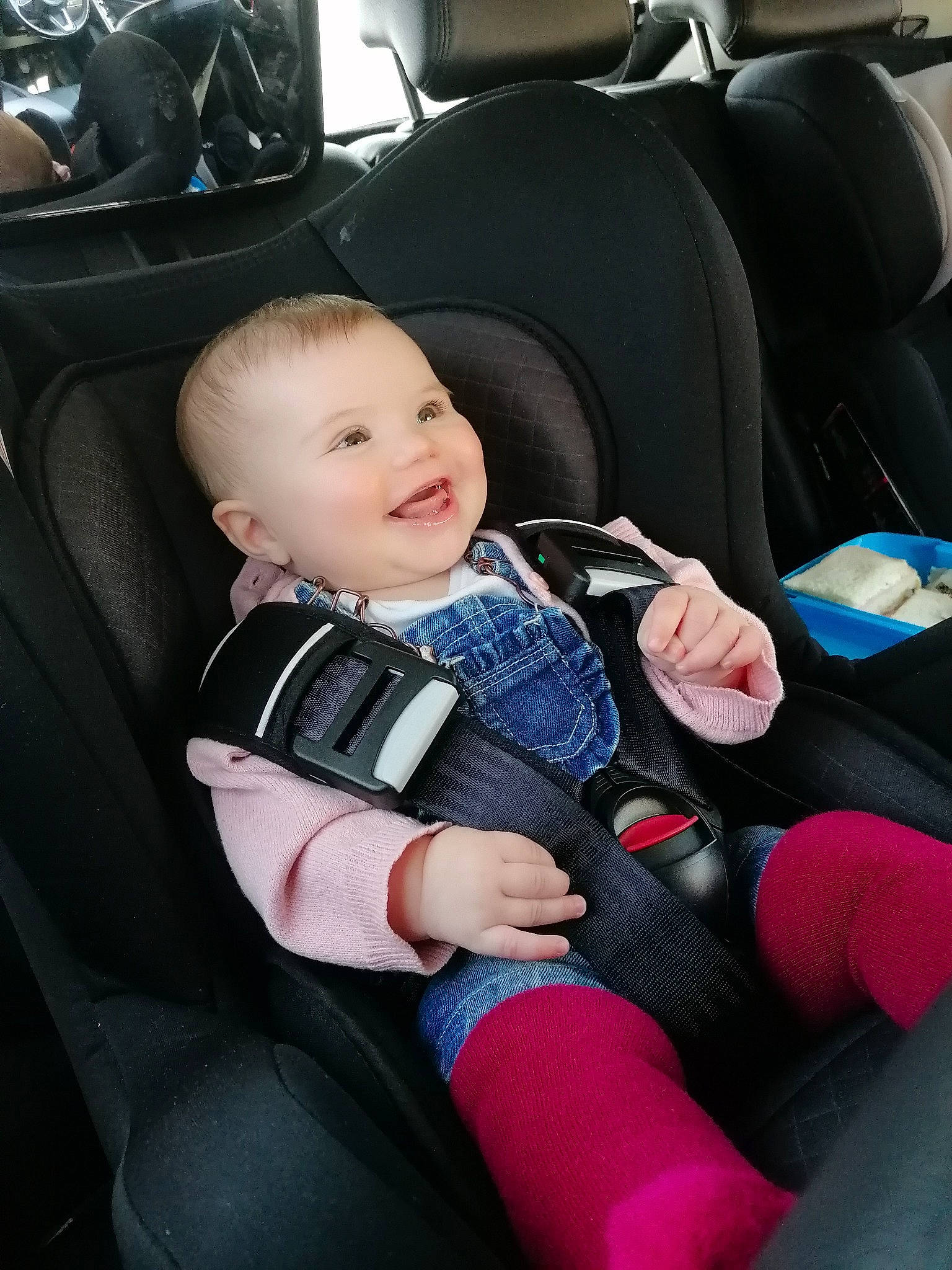 Jéléna a rejoint le concours — aidez-le/la à gagner de superbes lots ! auto_part, automotive_design, baby, baby_carriage, baby_in_car_seat, baby_products, black, car_seat, car_seat_cover, child, comfort, head_restraint, joy, motor_vehicle, passenger, person, seat_belt, smile, steering_part, steering_wheel