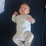 Leo a rejoint le concours — aidez-le/la à gagner de superbes lots ! baby, infant, onesie, bed, blanket, lying_down, face, expression, curious, indoor, child, newborn, person, pajamas, sleepwear, skin, hair, head, hands, feet