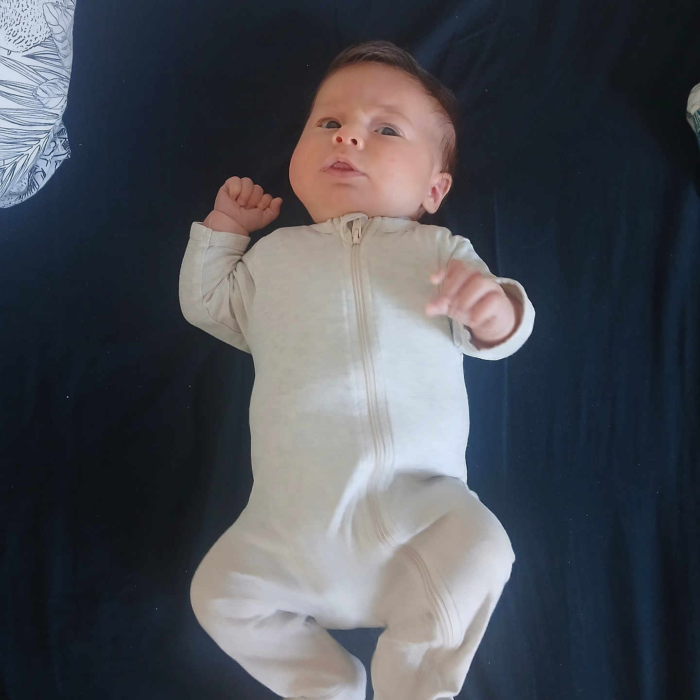 Leo a rejoint le concours — aidez-le/la à gagner de superbes lots ! baby, infant, onesie, bed, blanket, lying_down, face, expression, curious, indoor, child, newborn, person, pajamas, sleepwear, skin, hair, head, hands, feet