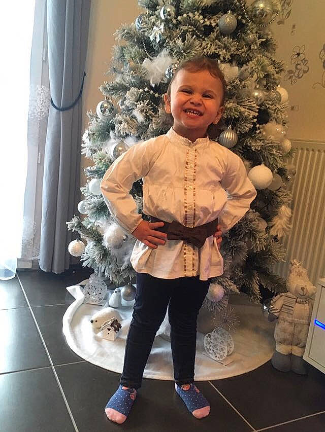 Lynoa a rejoint le concours — aidez-le/la à gagner de superbes lots ! child, christmas, costume, event, fun, girl, holiday, joy, outerwear, person, smile, standing, textile, toddler