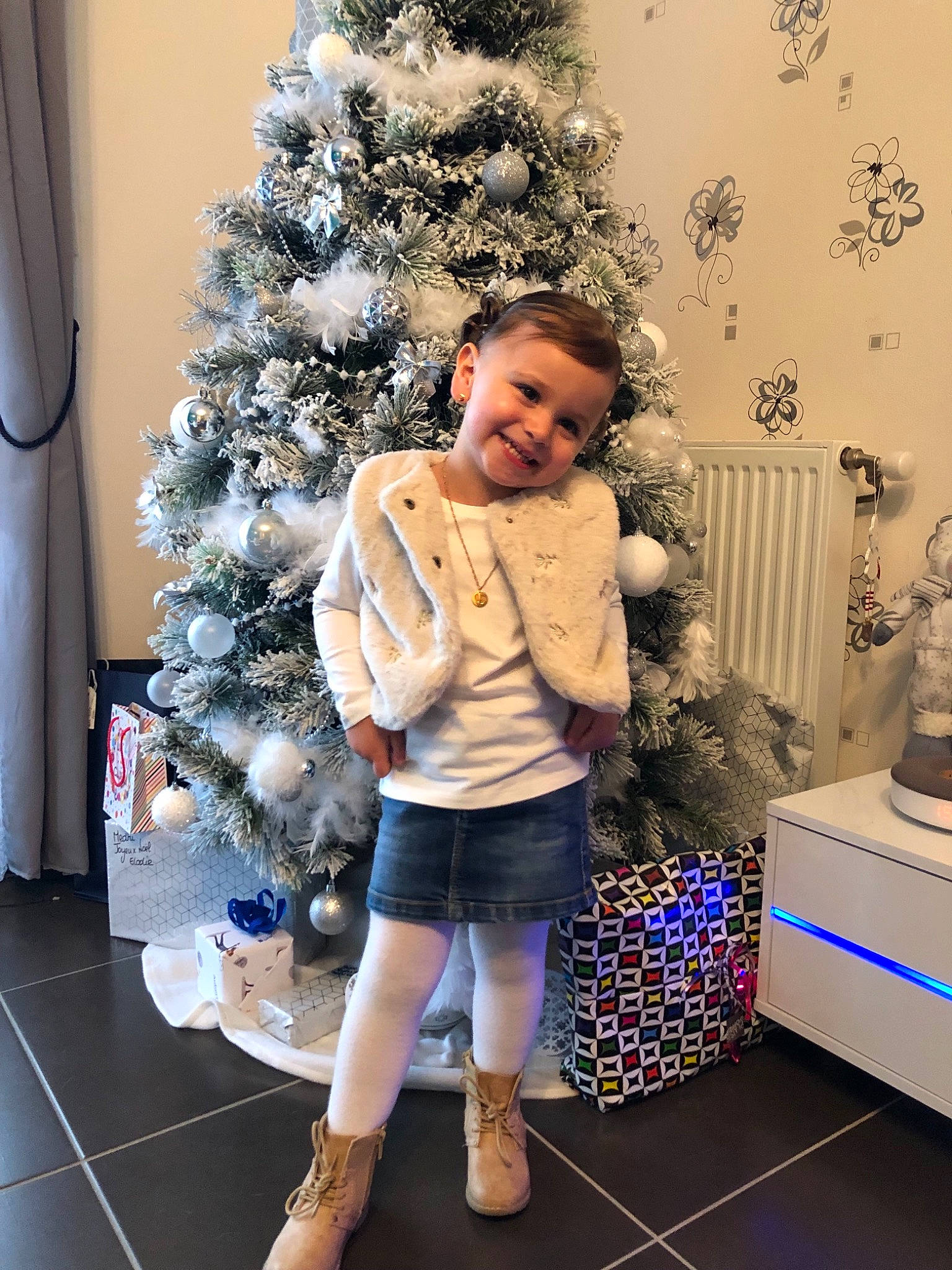 Lynoa a rejoint le concours — aidez-le/la à gagner de superbes lots ! child, christmas, christmas_decoration, christmas_tree, fur, girl, holiday, joy, outerwear, pattern, person, standing, toddler