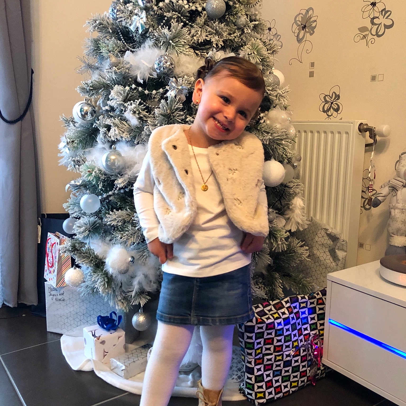 Lynoa a rejoint le concours — aidez-le/la à gagner de superbes lots ! child, christmas, christmas_decoration, christmas_tree, fur, girl, holiday, joy, outerwear, pattern, person, standing, toddler