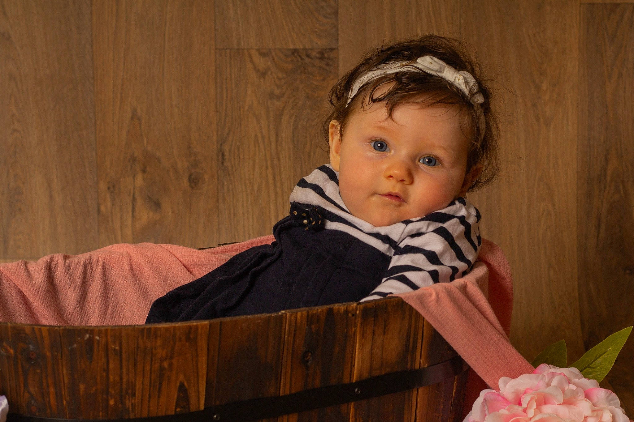 Illona a rejoint le concours — aidez-le/la à gagner de superbes lots ! baby, baby_toddler_clothing, cheek, child, child_model, costume, flash_photography, formal_wear, fun, hair, happy, head, person, petal, portrait, portrait_photography, sitting, toddler, wood