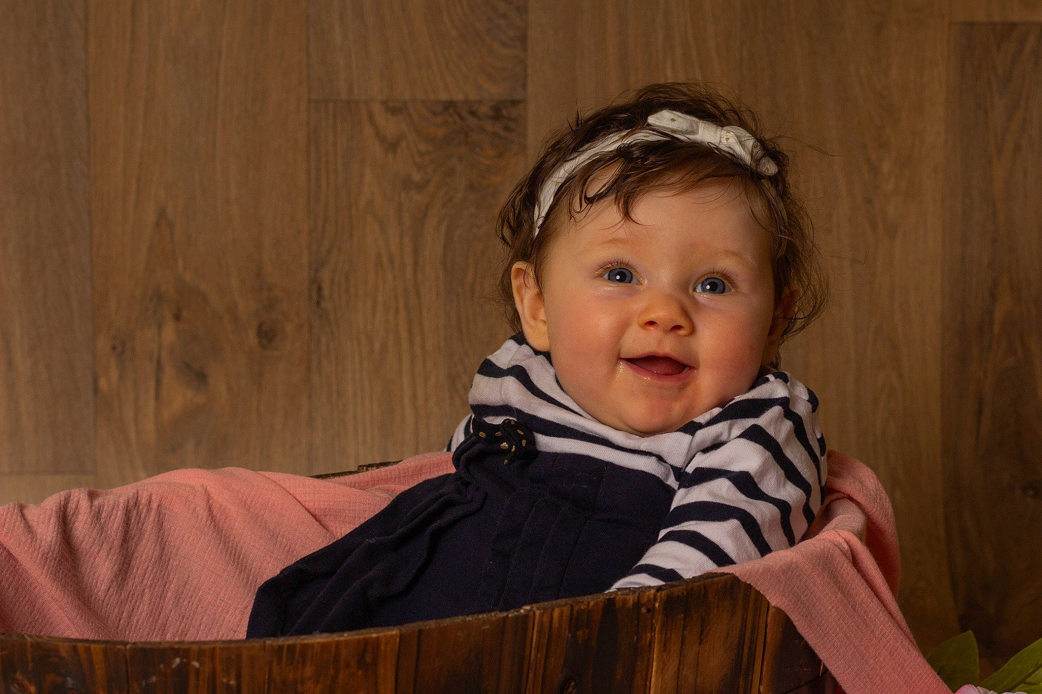 Illona participe au concours pour gagner de l'argent avec cette photo : baby, baby_toddler_clothing, cheek, child, child_model, comfort, flash_photography, fun, grass, happy, laugh, outerwear, person, portrait, portrait_photography, room, sitting, smile, toddler, wood