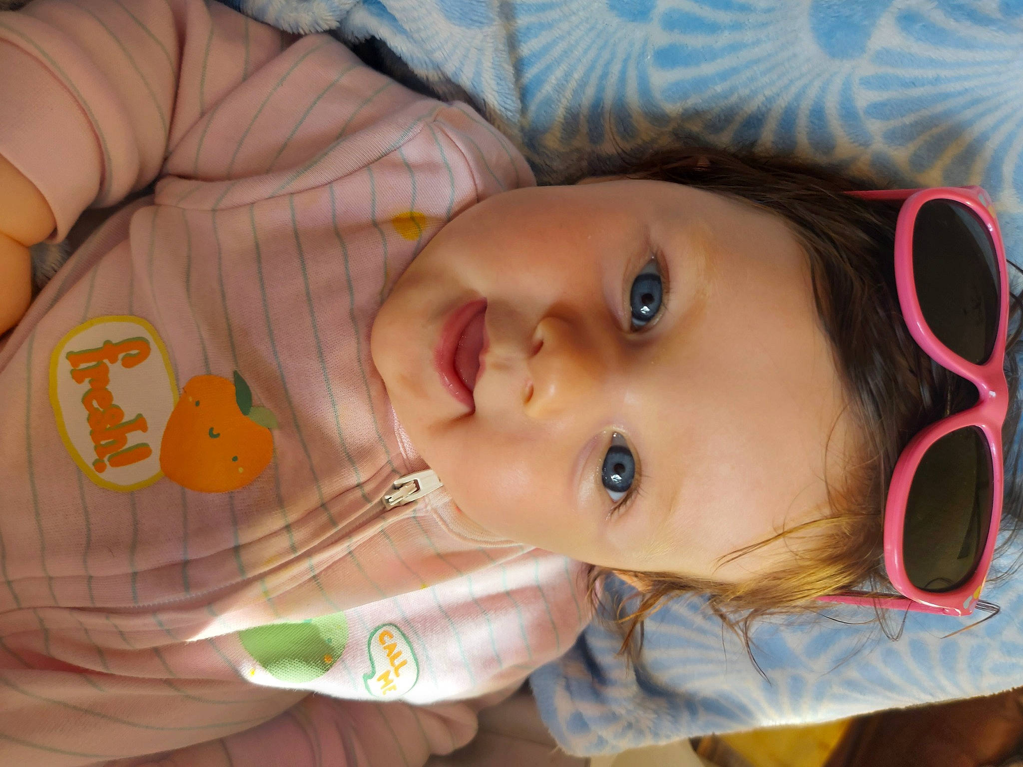 Illona a rejoint le concours — aidez-le/la à gagner de superbes lots ! baby, cheek, chin, eye, eyebrow, eyelash, facial_expression, finger, forehead, hair, hairstyle, hand, head, iris, lip, mouth, nose, orange, person, skin