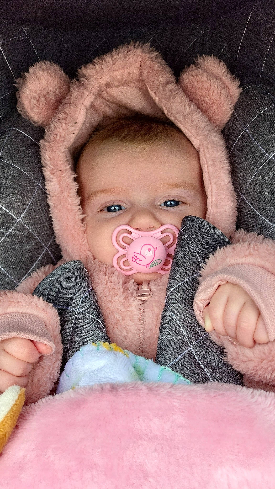 Lucia a rejoint le concours — aidez-le/la à gagner de superbes lots ! baby, baby_toddler_clothing, cheek, chin, comfort, eye, eyebrow, eyelash, finger, flash_photography, gesture, happy, headgear, iris, linens, lip, mouth, nose, person, skin