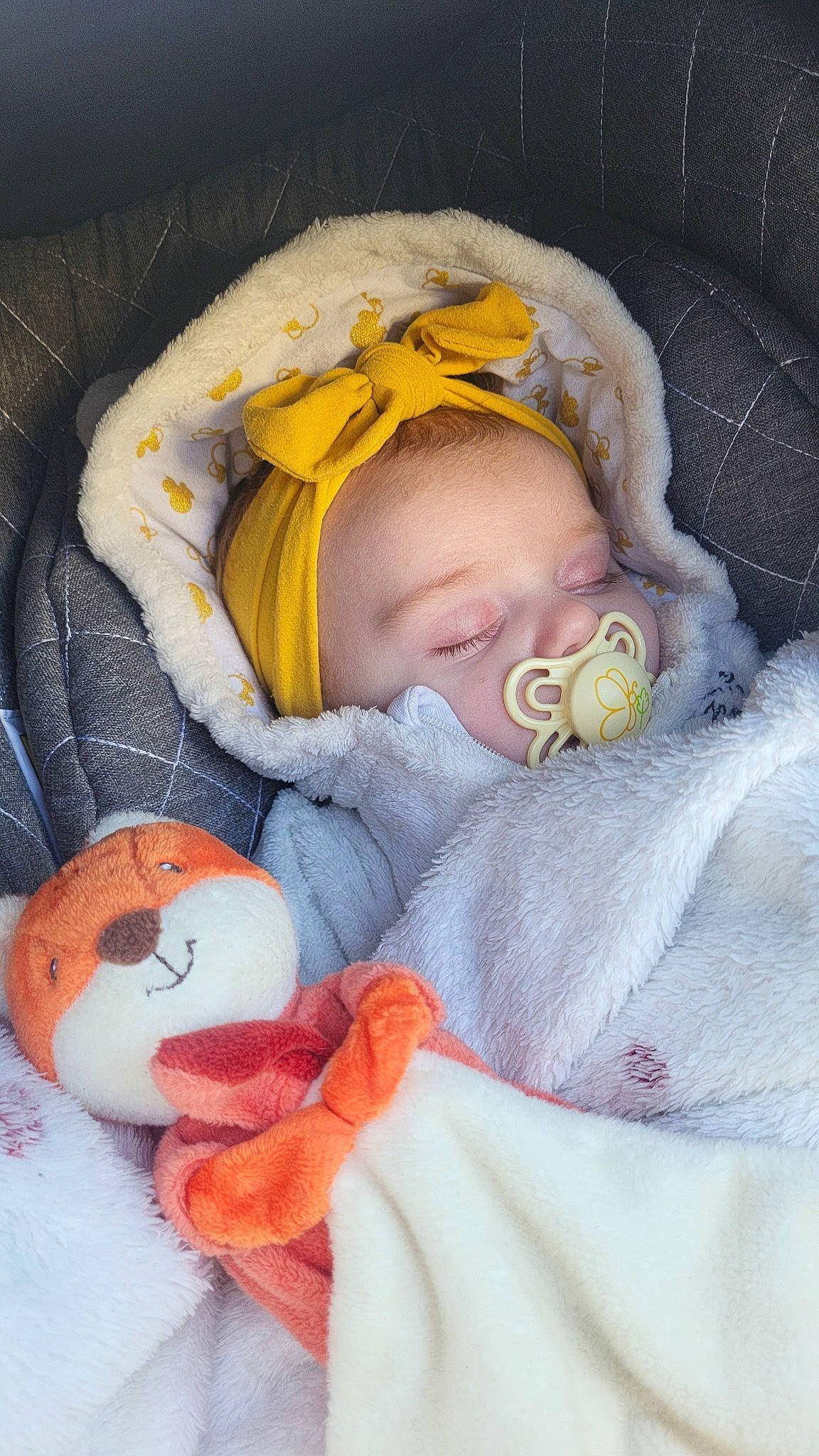 Lucia a rejoint le concours — aidez-le/la à gagner de superbes lots ! baby, baby_products, baby_safety, baby_sleeping, baby_toddler_clothing, baby_toys, beanie, bedding, bedtime, cheek, child, comfort, eye, linens, person, room, sleep, stuffed_toy, textile, toddler