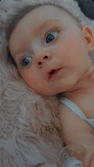 Léna participe au concours pour gagner de l'argent avec cette photo : baby, baby_toddler_clothing, blond, cheek, child, eye, eyebrow, eyelash, fashion_accessory, fur, happy, iris, linens, lip, nose, person, portrait_photography, skin, surprise, tableware