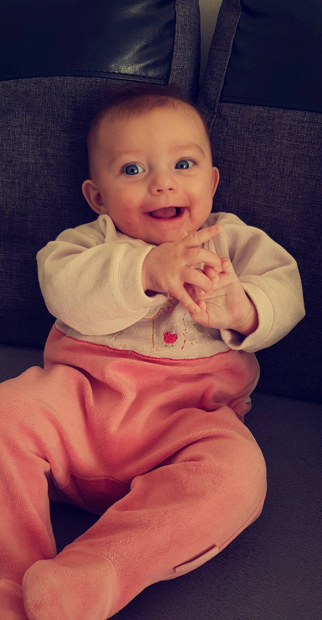 Léna a rejoint le concours — aidez-le/la à gagner de superbes lots ! arm, baby, baby_toddler_clothing, cheek, chin, comfort, eye, face, finger, gesture, hand, head, human_body, lip, nose, organ, person, skin, sleeve, smile