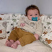 Noam a rejoint le concours — aidez-le/la à gagner de superbes lots ! baby, infant, child, pacifier, clothing, blanket, crib, feet, hands, face, red_eye, hair, indoor, wall, patterned_bedding, animal_print, cozy, portrait, sitter, bed