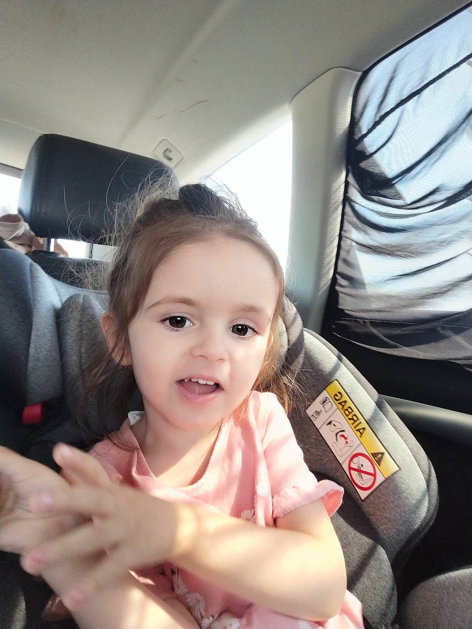 Vanessa Maria a rejoint le concours — aidez-le/la à gagner de superbes lots ! air_travel, auto_part, automotive_design, automotive_exterior, car_seat, car_seat_cover, child, comfort, family_car, gesture, happy, head_restraint, motor_vehicle, passenger, person, seat_belt, smile, thumb, toddler, vehicle