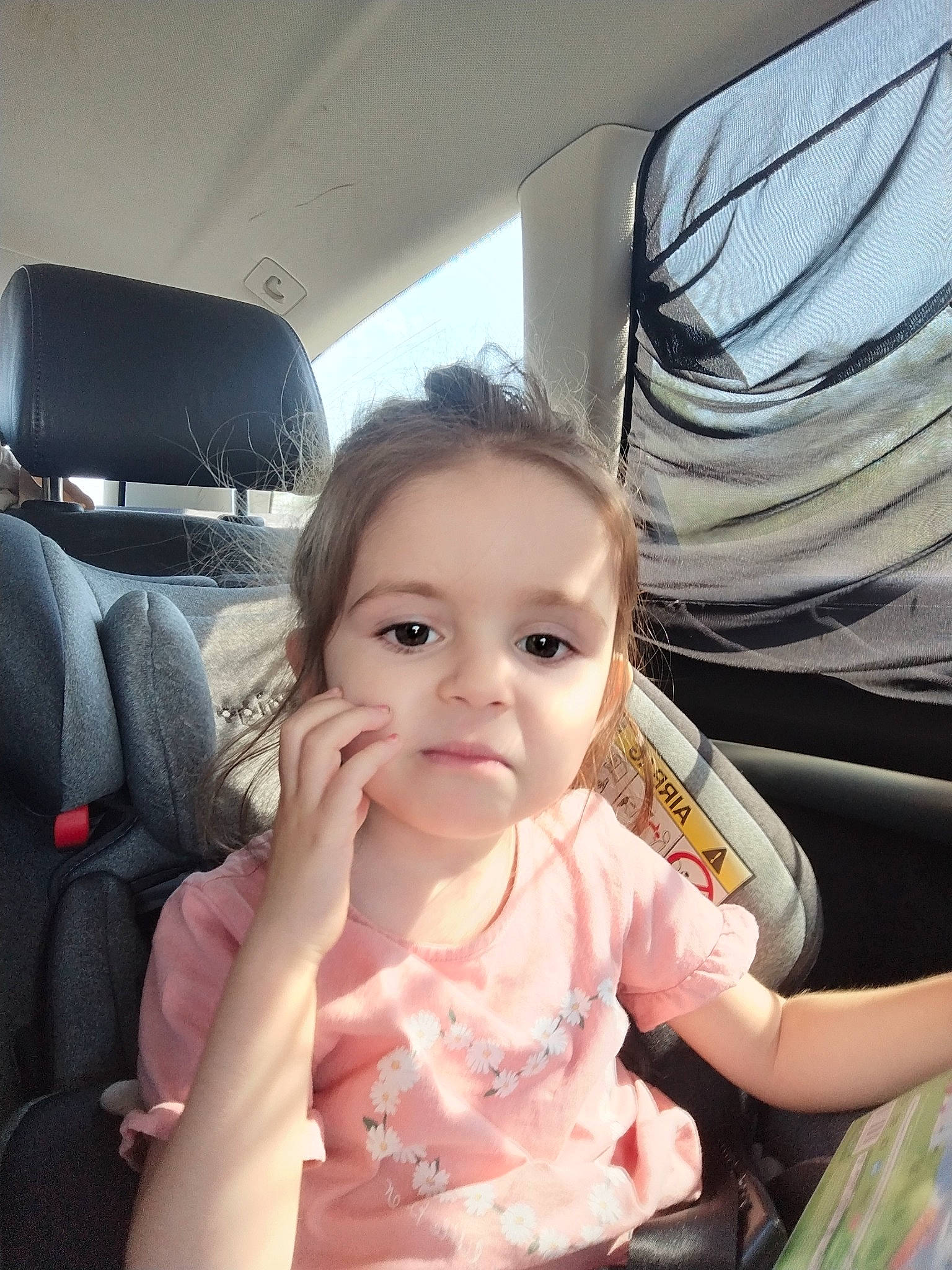 Vanessa Maria a rejoint le concours — aidez-le/la à gagner de superbes lots ! auto_part, automotive_exterior, baby, baby_toddler_clothing, car_seat, car_seat_cover, cheek, child, comfort, family_car, fun, gesture, happy, head_restraint, luxury_vehicle, motor_vehicle, person, sitting, thumb, toddler