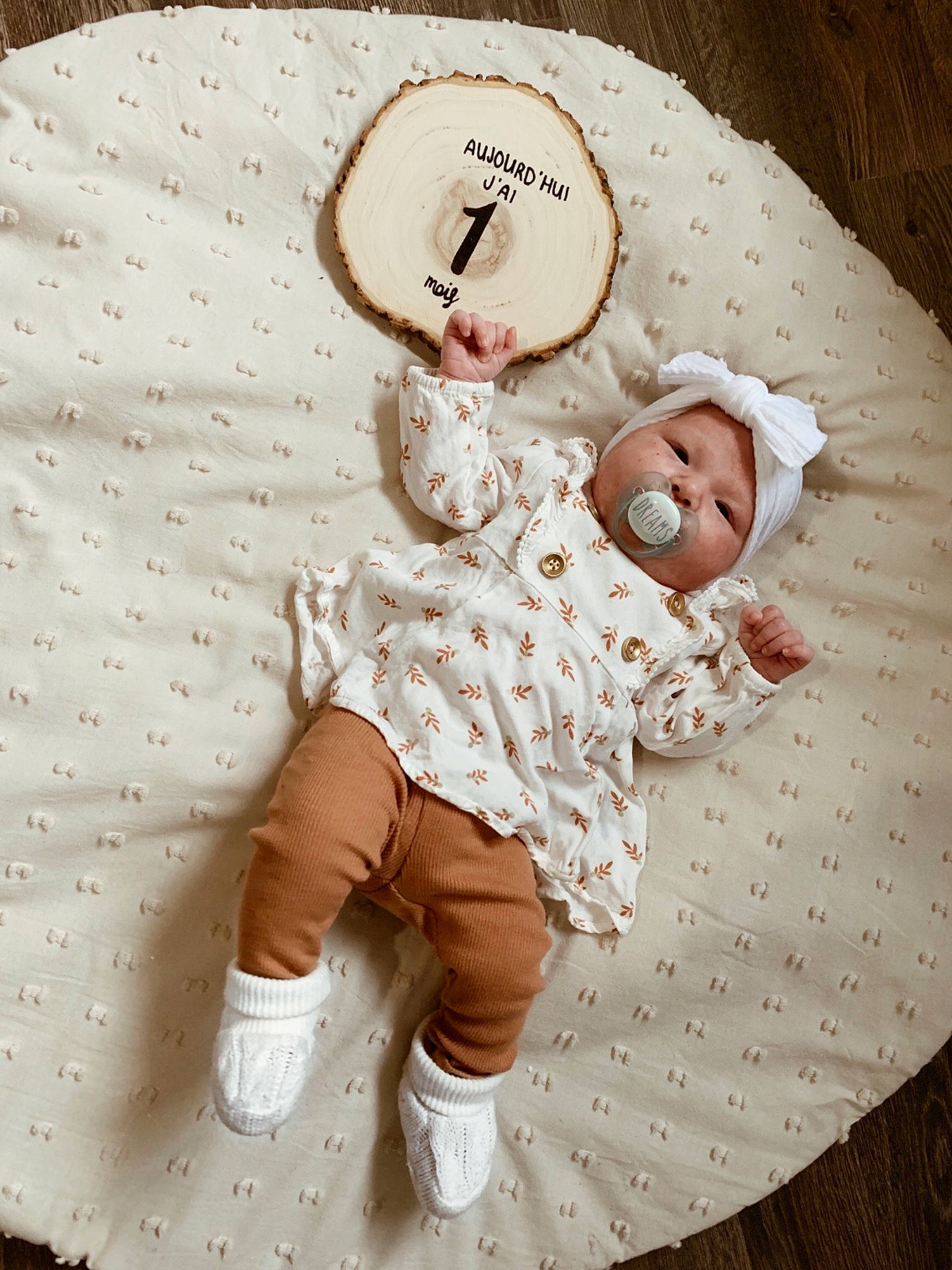 Maélie participe au concours pour gagner de l'argent avec cette photo : baby, baby_products, baby_safety, baby_sleeping, baby_toddler_clothing, bedding, child, comfort, font, happy, headgear, headwear, linens, pattern, peach, person, product, sleeve, sock, thigh