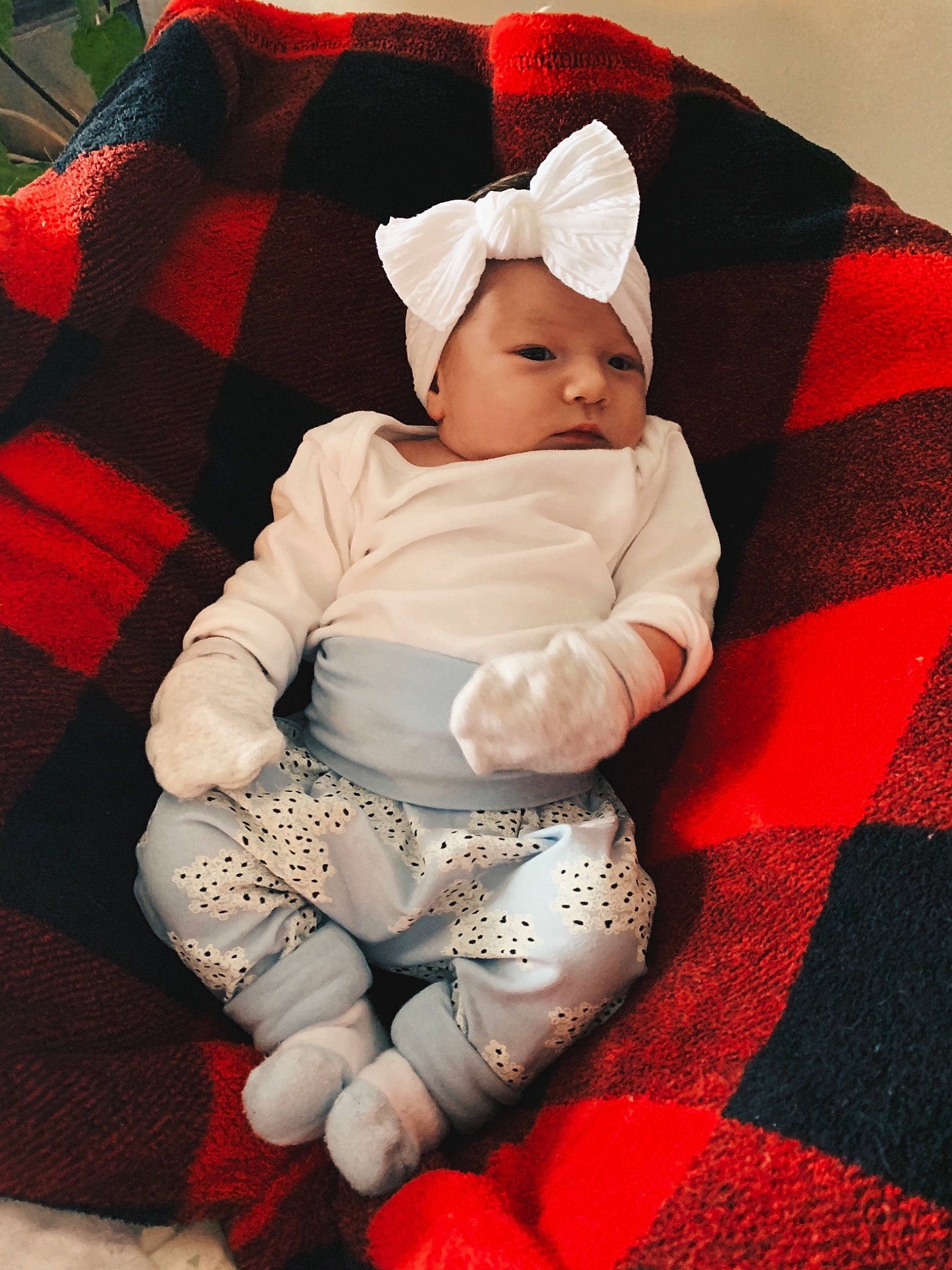 Maélie a rejoint le concours — aidez-le/la à gagner de superbes lots ! baby, baby_sleeping, baby_toddler_clothing, carmine, child, comfort, foot, happy, headwear, human_leg, knee, lap, linens, pattern, person, red, room, sitting, sleeve, sock