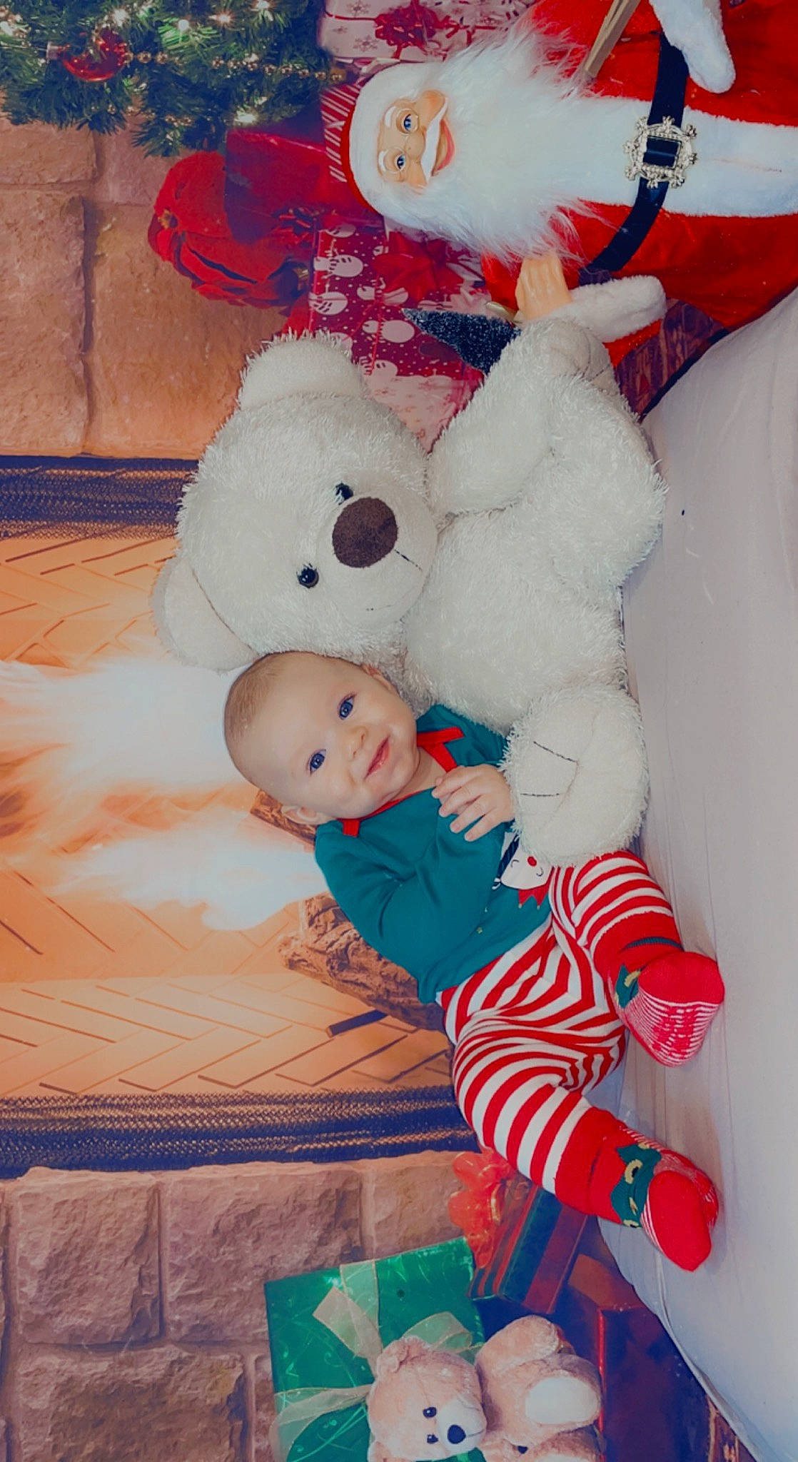 Lylio participe au concours pour gagner de l'argent avec cette photo : baby, baby_toddler_clothing, blue, carmine, child, christmas, comfort, event, happy, holiday, linens, mammal, person, plush, red, room, stuffed_toy, teddy_bear, textile, toddler