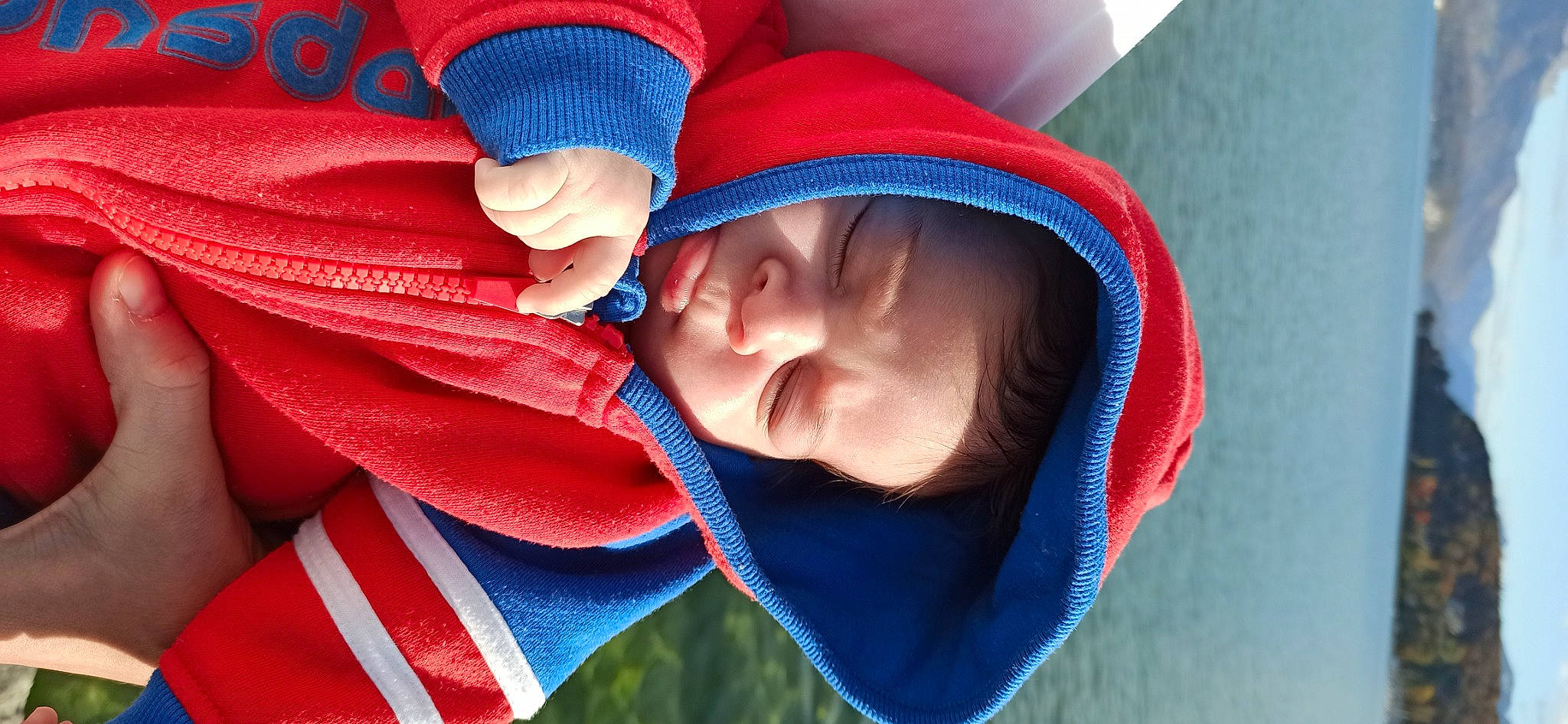 Luis participe au concours pour gagner de l'argent avec cette photo : azure, baby, baby_toddler_clothing, cap, cheek, child, comfort, electric_blue, finger, fun, happy, headgear, lip, nose, person, red, skin, textile, toddler, tree