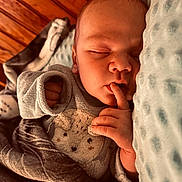 Leo participe au concours pour gagner de l'argent avec cette photo : baby, sleeping, blanket, cozy, pillow, infant, peaceful, hand, face, clothing, indoors, soft, cute, child, resting, portrait, warm, newborn, toddler, comfort