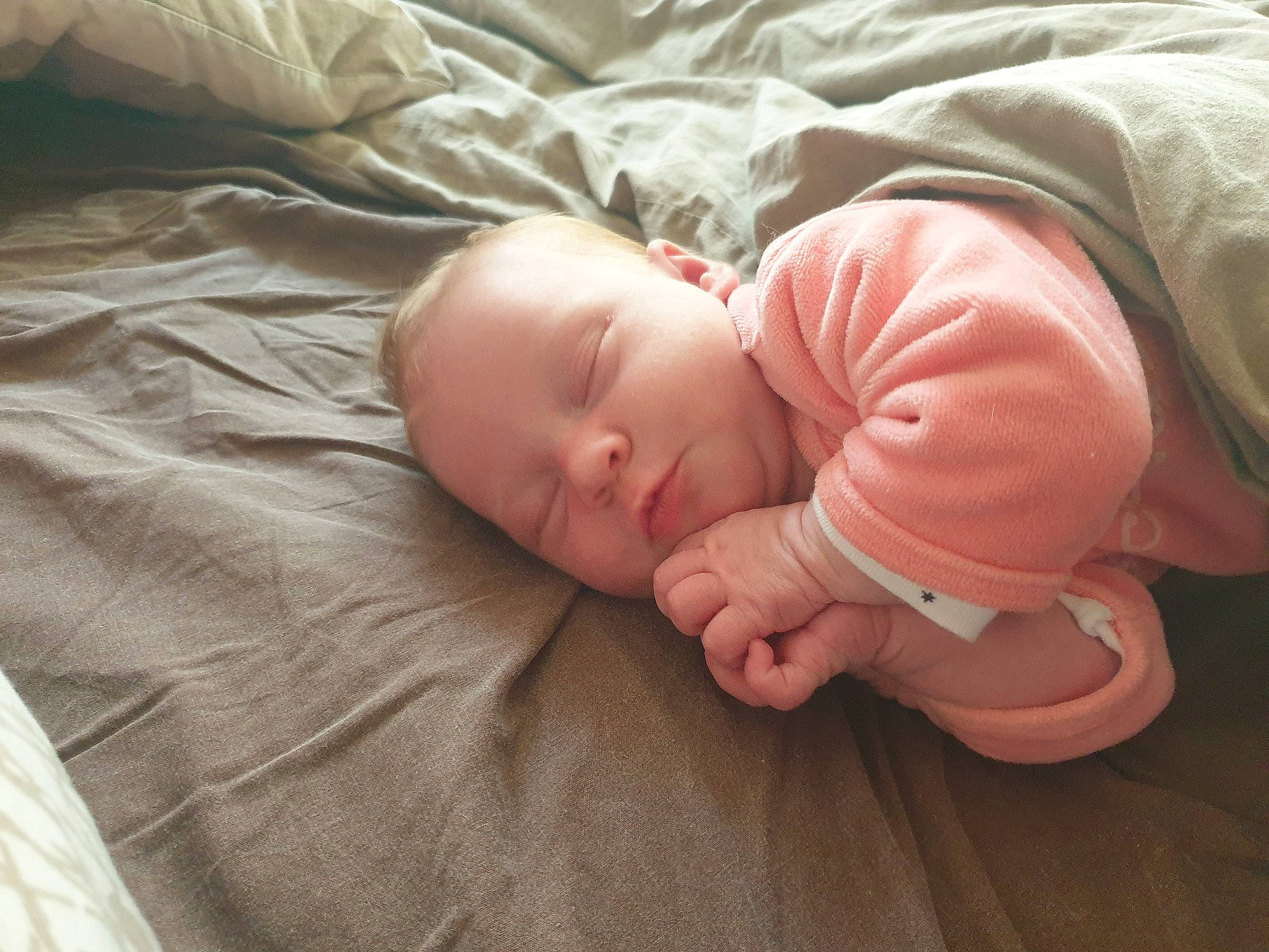 Diana participe au concours pour gagner de l'argent avec cette photo : baby, baby_sleeping, baby_toddler_clothing, bedtime, cheek, child, comfort, face, flesh, foot, gesture, hand, linens, nap, person, room, sitting, sleep, thumb, toddler