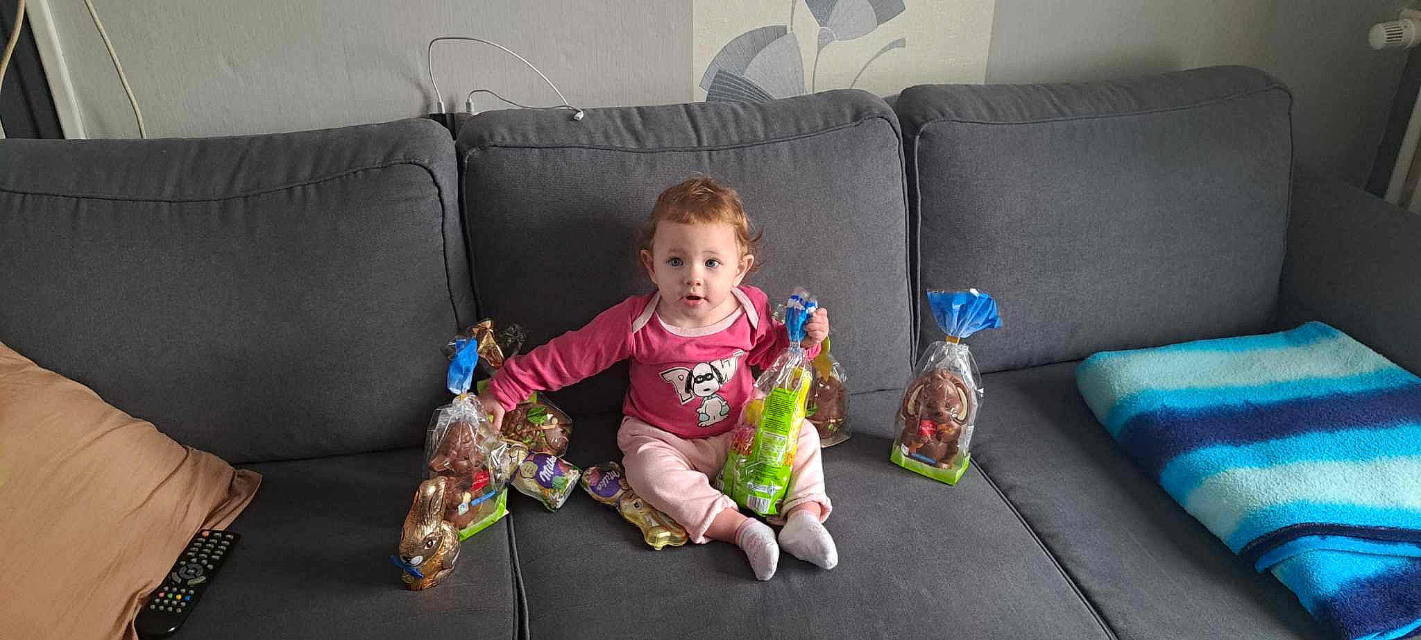 Delya a rejoint le concours — aidez-le/la à gagner de superbes lots ! baby, baby_toddler_clothing, child, comfort, couch, floor, flooring, fun, lap, linens, living_room, pajamas, person, pillow, room, sitting, sofa_bed, studio_couch, throw_pillow, toddler