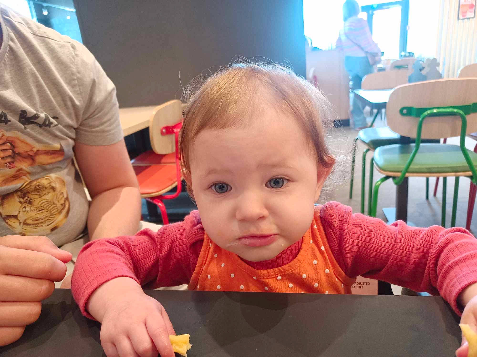 Delya a rejoint le concours — aidez-le/la à gagner de superbes lots ! baby, baby_toddler_clothing, chair, cheek, child, comfort_food, finger, fun, leisure, meal, person, recreation, room, sharing, sitting, t_shirt, table, tableware, toddler, vacation