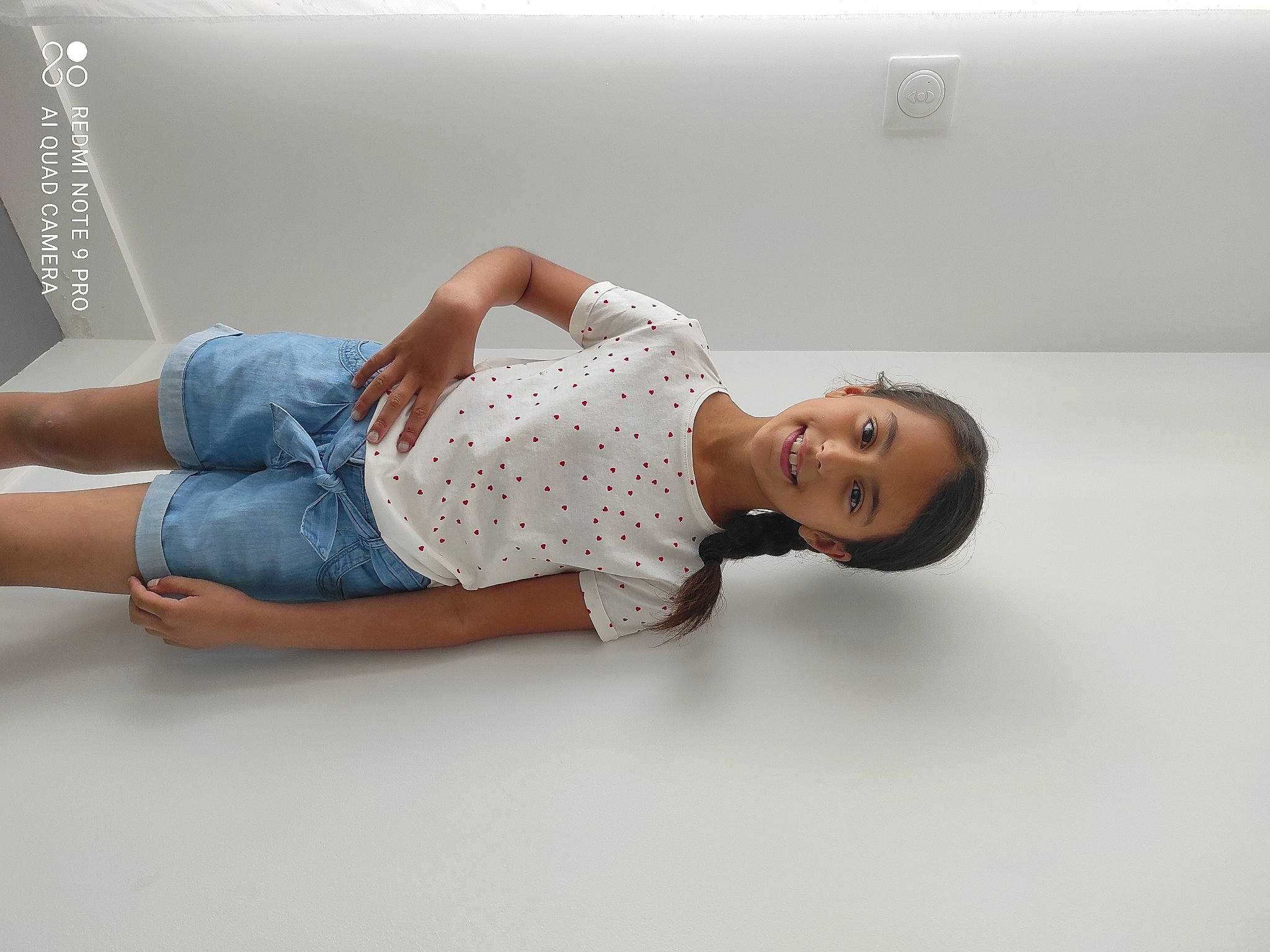 Nadiya a rejoint le concours — aidez-le/la à gagner de superbes lots ! abdomen, arm, comfort, elbow, fashion_design, fashion_model, flash_photography, flooring, foot, human_leg, jeans, joint, joy, knee, leg, person, sitting, sleeve, thigh, trunk