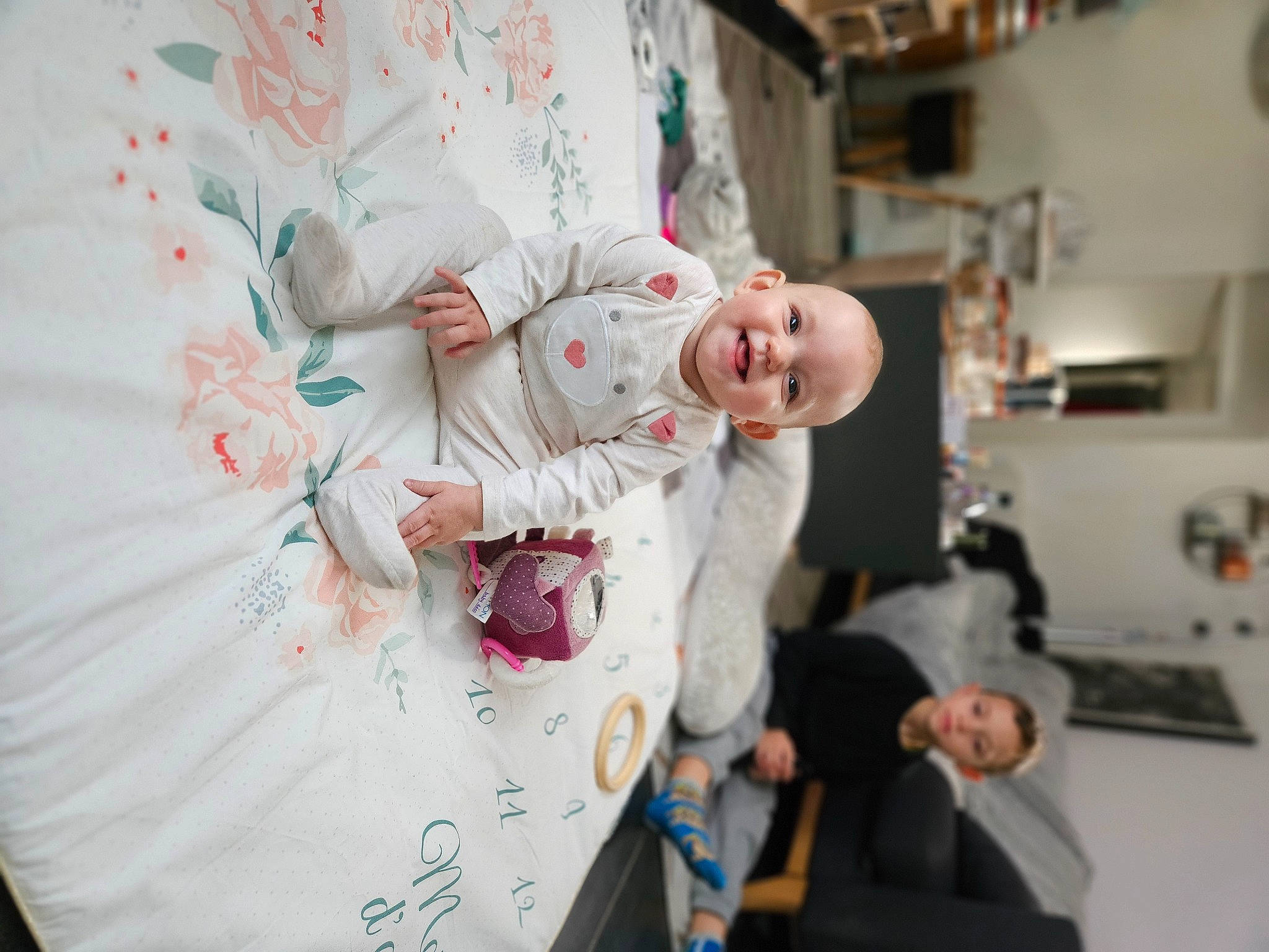 Eva participe au concours pour gagner de l'argent avec cette photo : baby, chef, child, event, flesh, font, fur, gesture, home_appliance, joy, kitchen_appliance, pattern, peach, person, room, shelf, sleeve, t_shirt, toddler