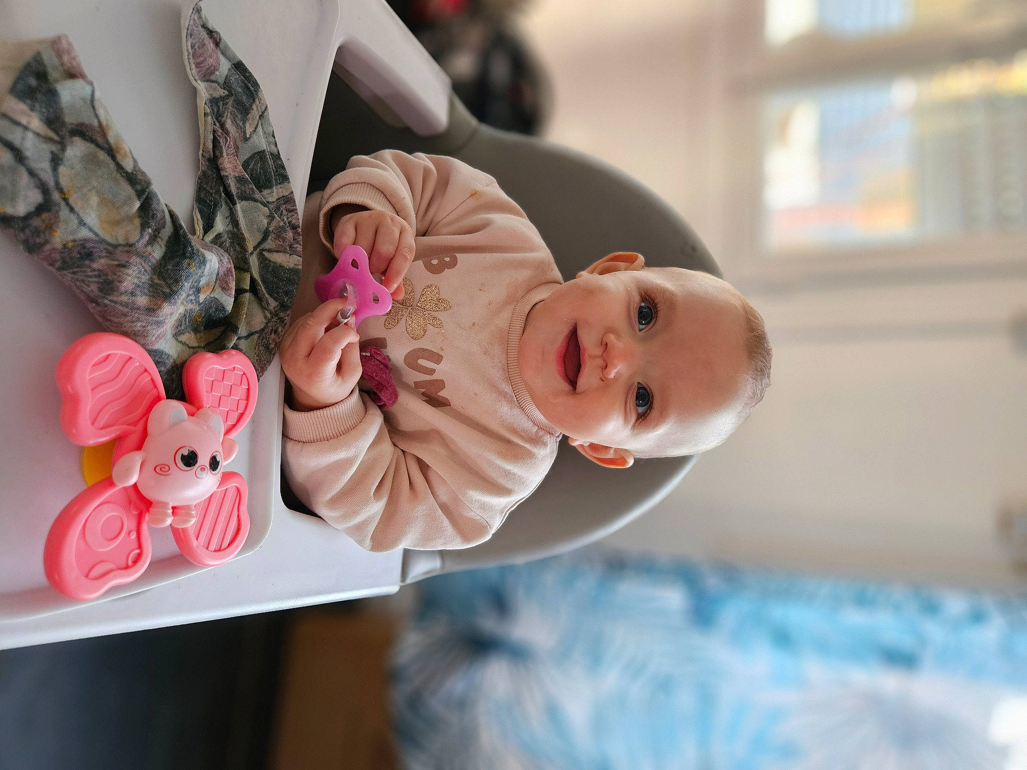 Eva participe au concours pour gagner de l'argent avec cette photo : baby, baby_products, baby_toddler_clothing, cheek, child, eye, fashion_accessory, hair_accessory, happy, hat, joy, nail, peach, person, petal, pink, room, rose, skin, sleeve