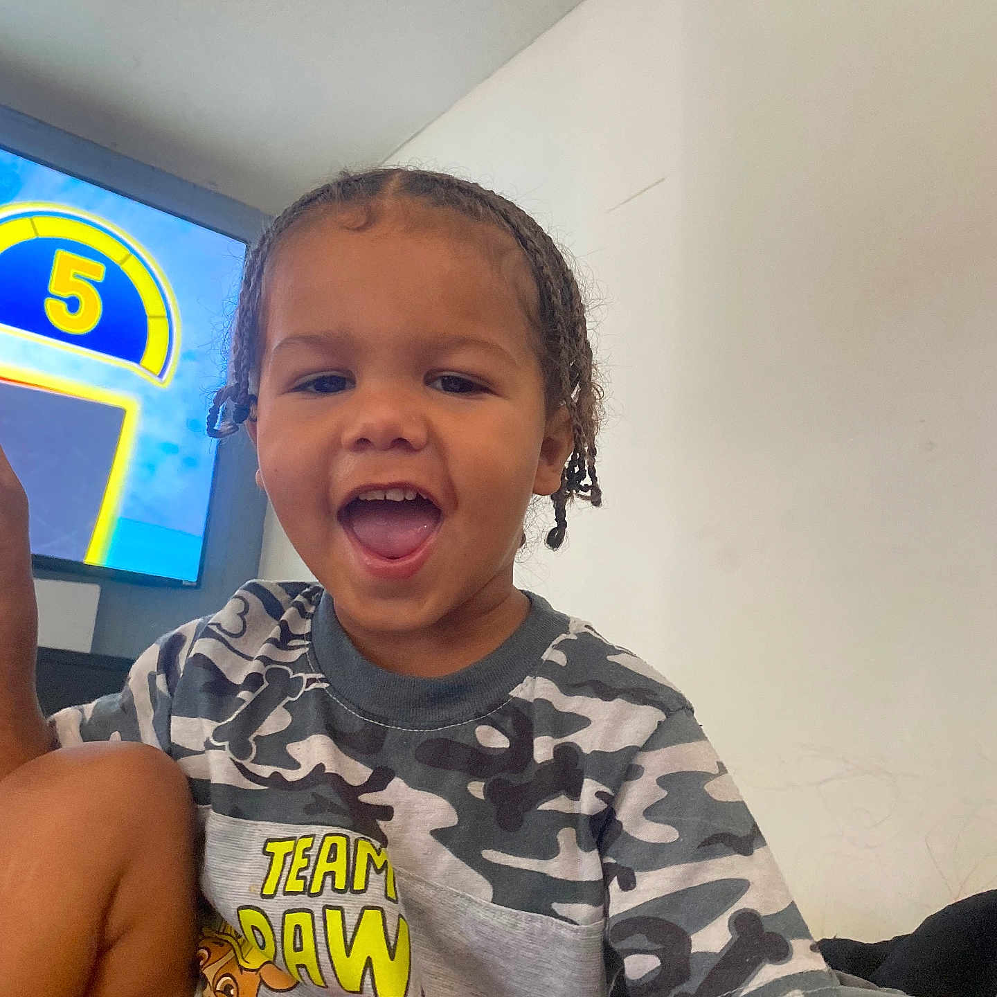 Delvonta is registered to the contest to win money with this photo: accessories, baby, bodypart, clothing, computerhardware, electronics, face, happy, hardware, head, laughing, monitor, mouth, person, photography, portrait, screen, t_shirt, teeth, tv